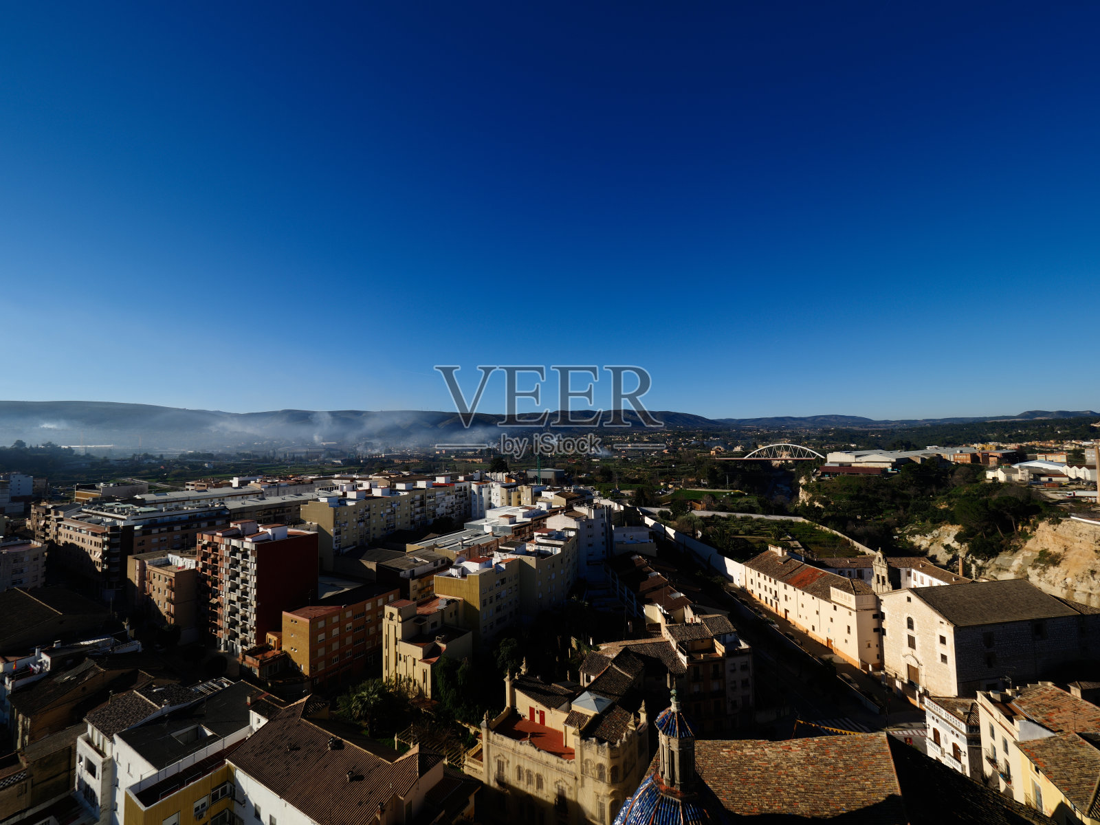 晴朗蓝天下建筑物的高角度视图照片摄影图片