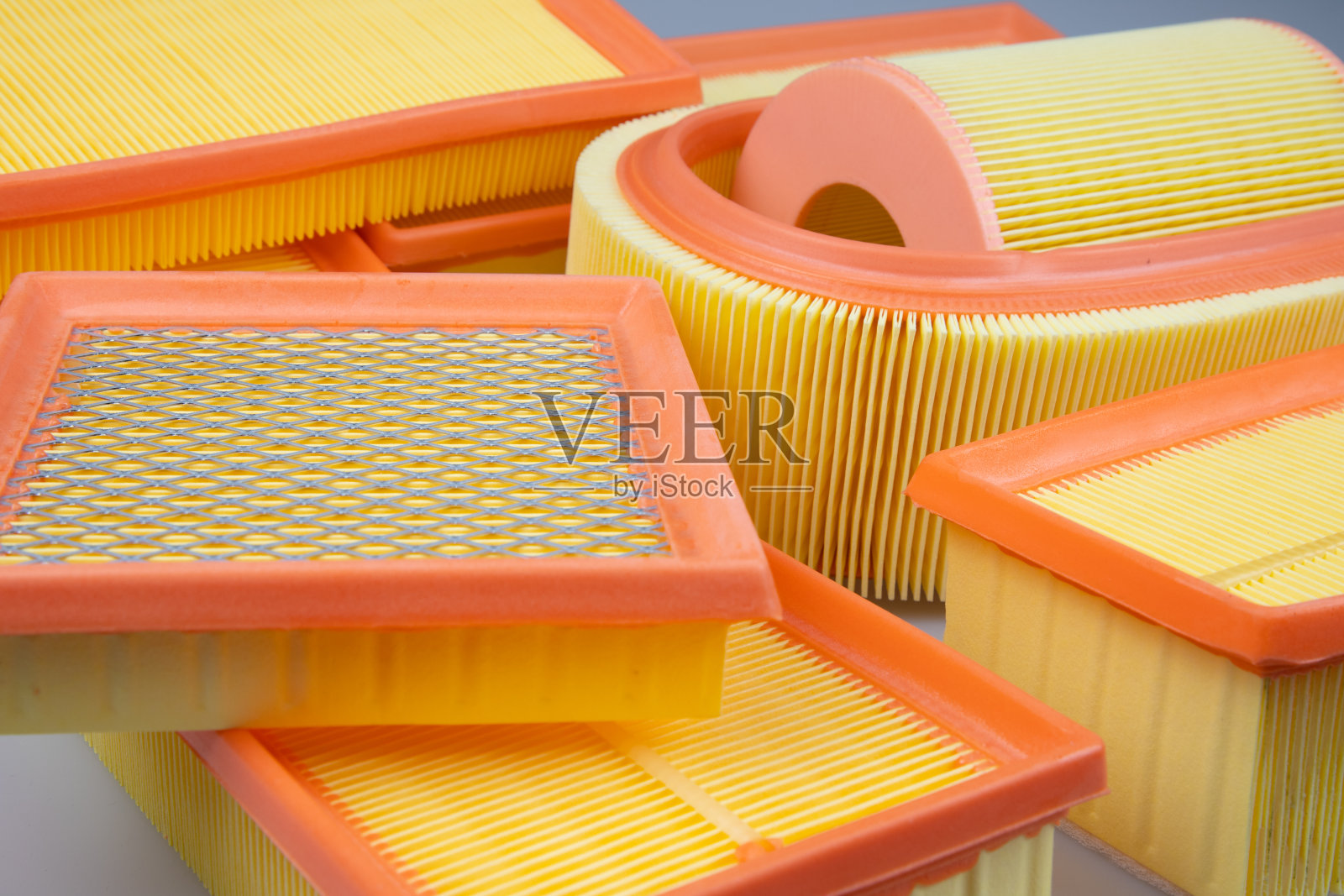 汽车的空气过滤器。碳沙龙过滤器。照片摄影图片