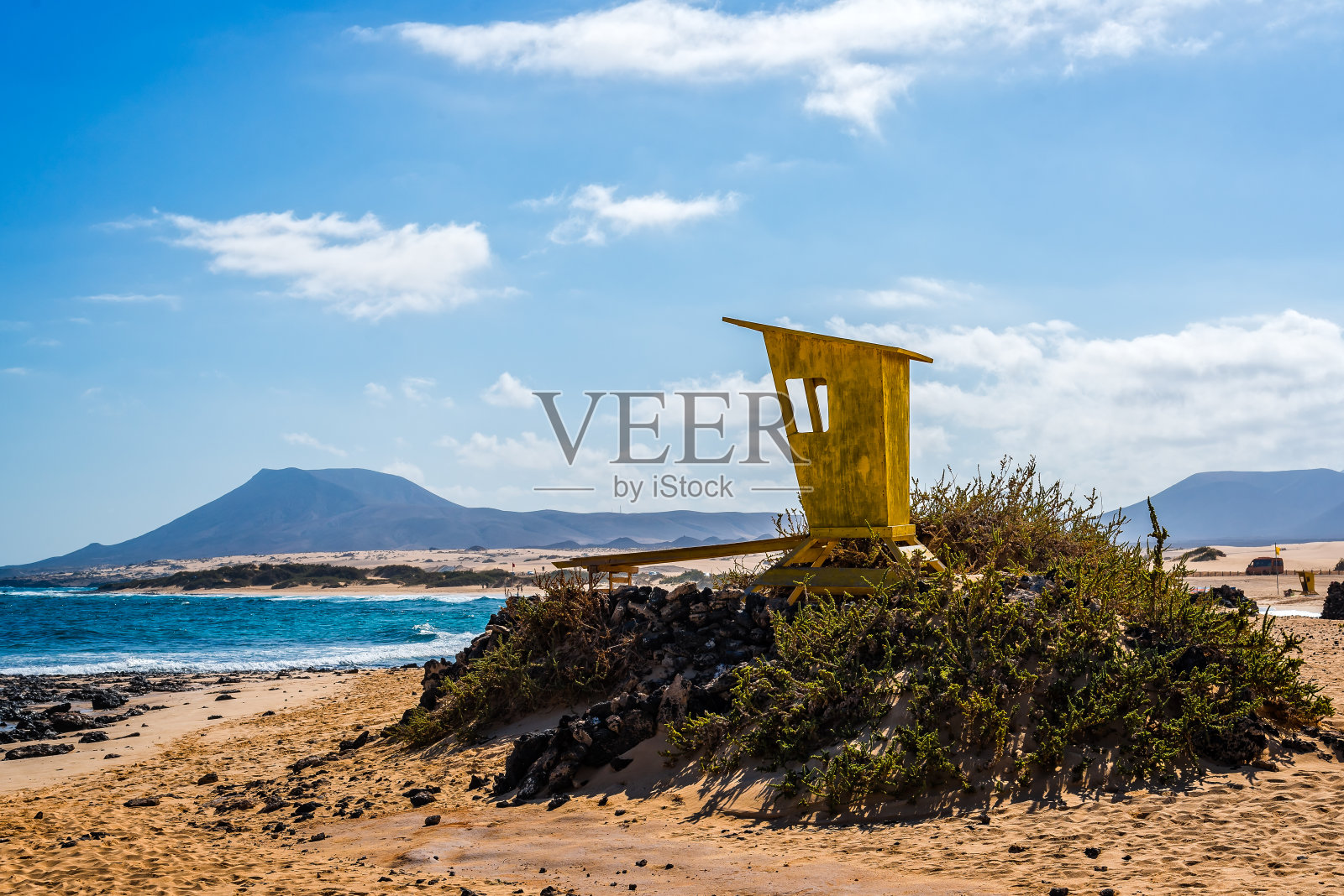 西班牙加那利群岛富埃特文图拉科拉雷霍海滩上的救生员黄色小屋照片摄影图片
