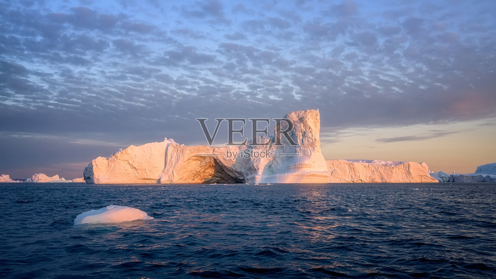 西格陵兰岛迪斯科湾峡湾的漂浮冰川照片摄影图片