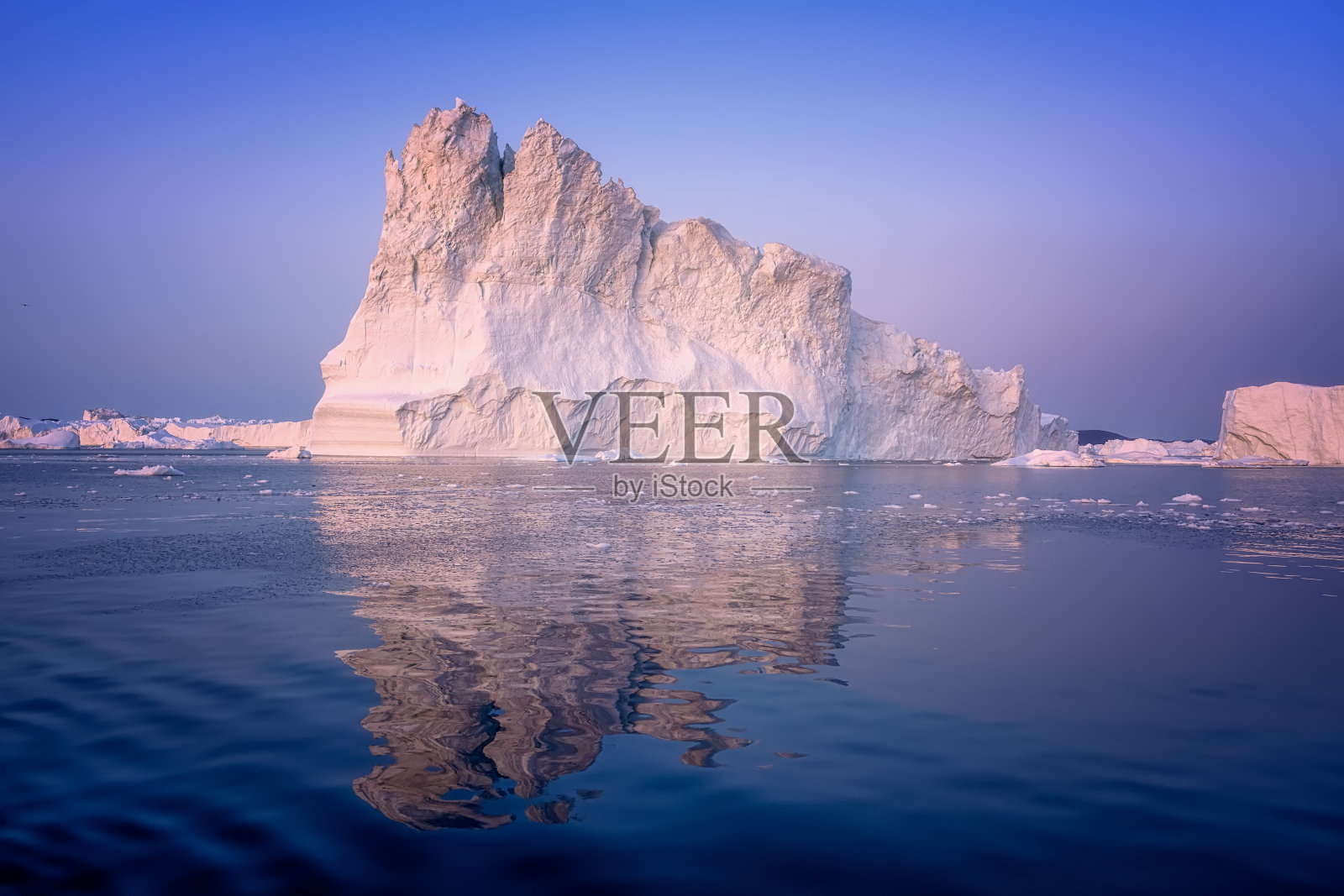 西格陵兰岛迪斯科湾峡湾的漂浮冰川照片摄影图片