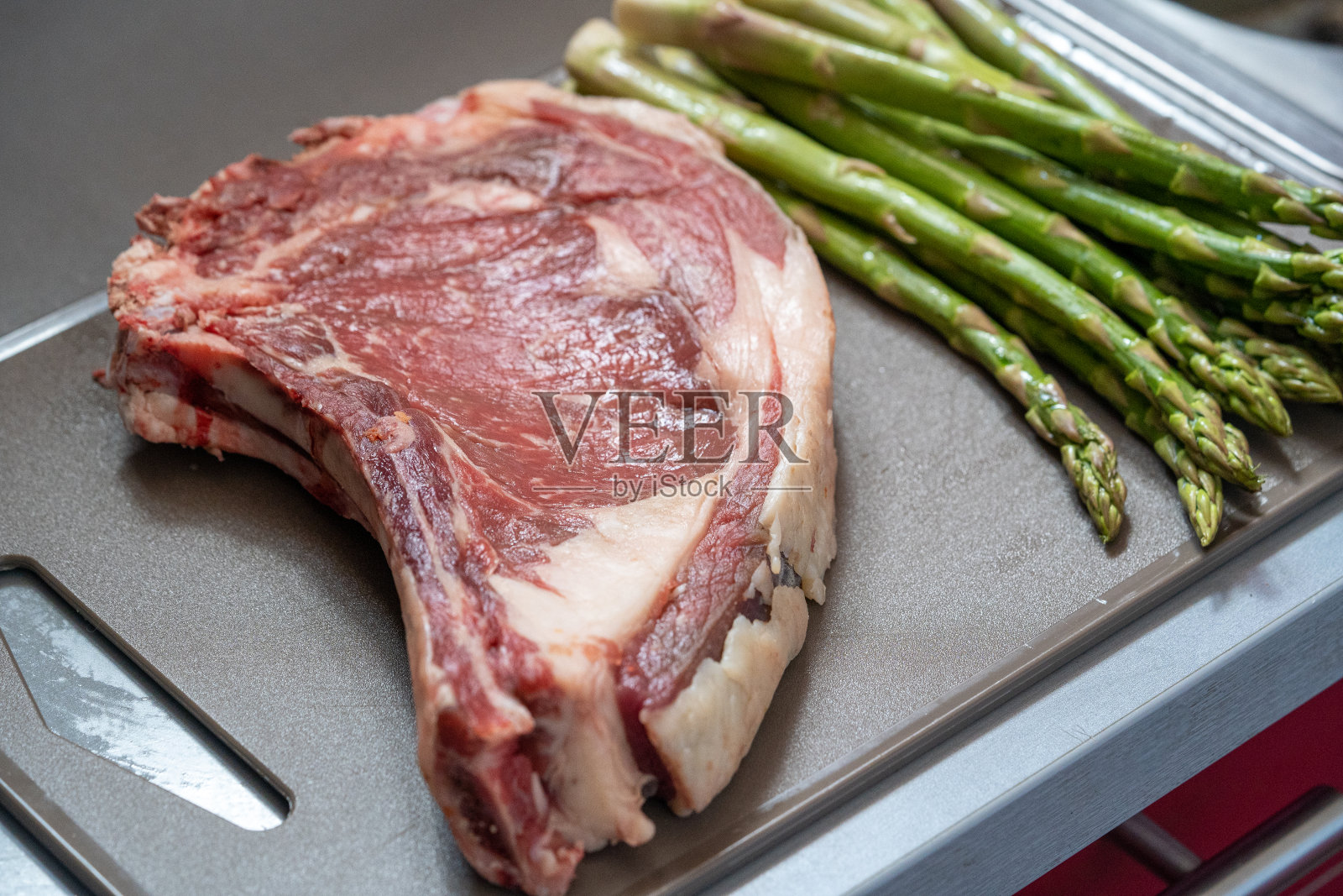 烤牛排配芦笋。照片摄影图片