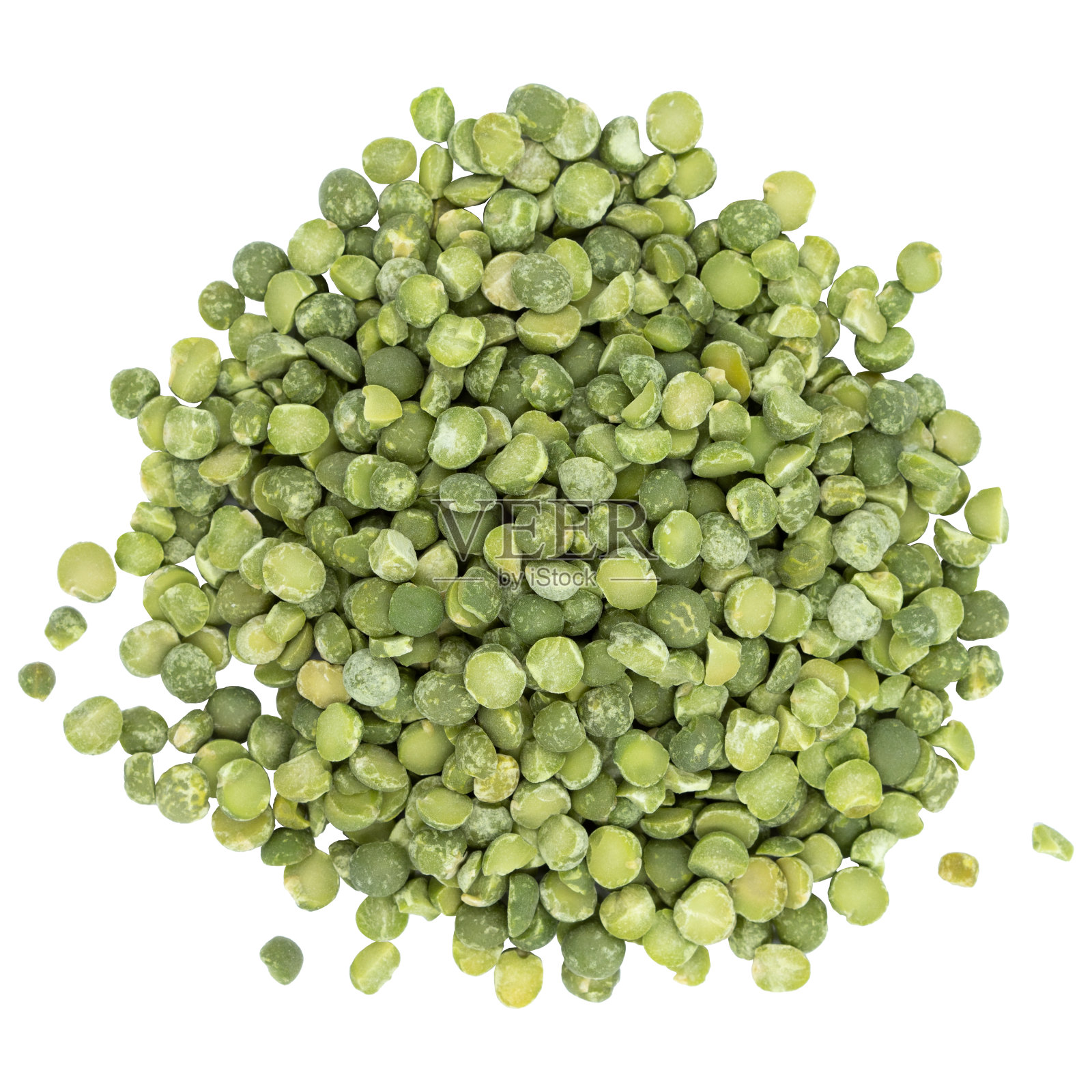 分离在白色背景上的绿色干豌豆。前视图。照片摄影图片