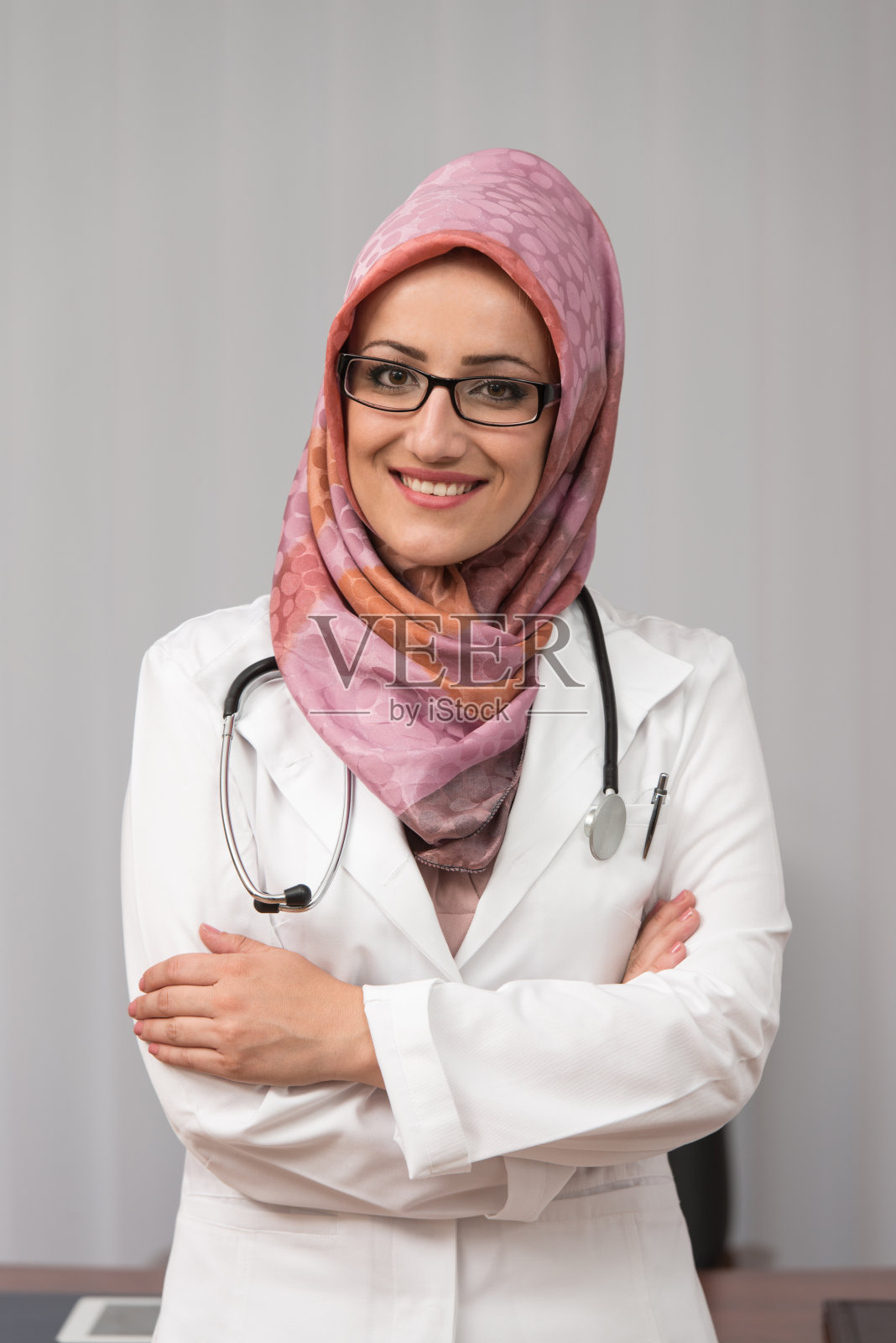 微笑的穆斯林医生照片摄影图片