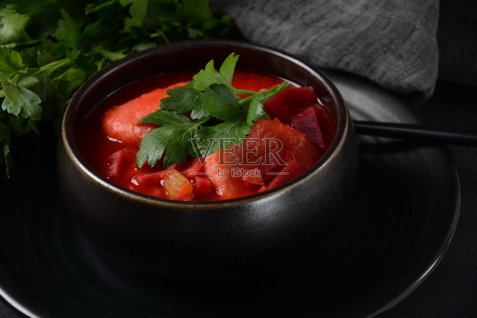 热红甜菜Kubbeh汤，中东著名的饺子汤，盛在碗里。犹太-伊拉克传统的matfuniya冬季汤。一种东方料理，由碎的干小麦干、洋葱末、碎牛肉制成照片摄影图片