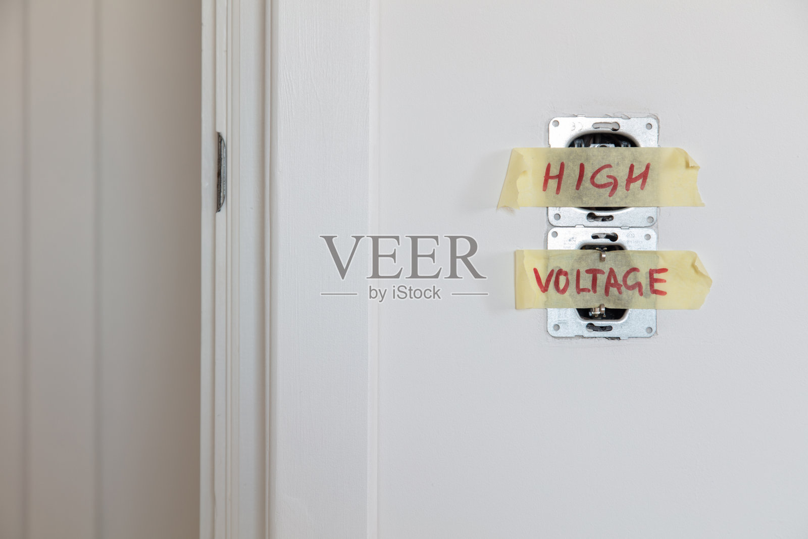 白墙上安装了一个电灯插座和开关照片摄影图片