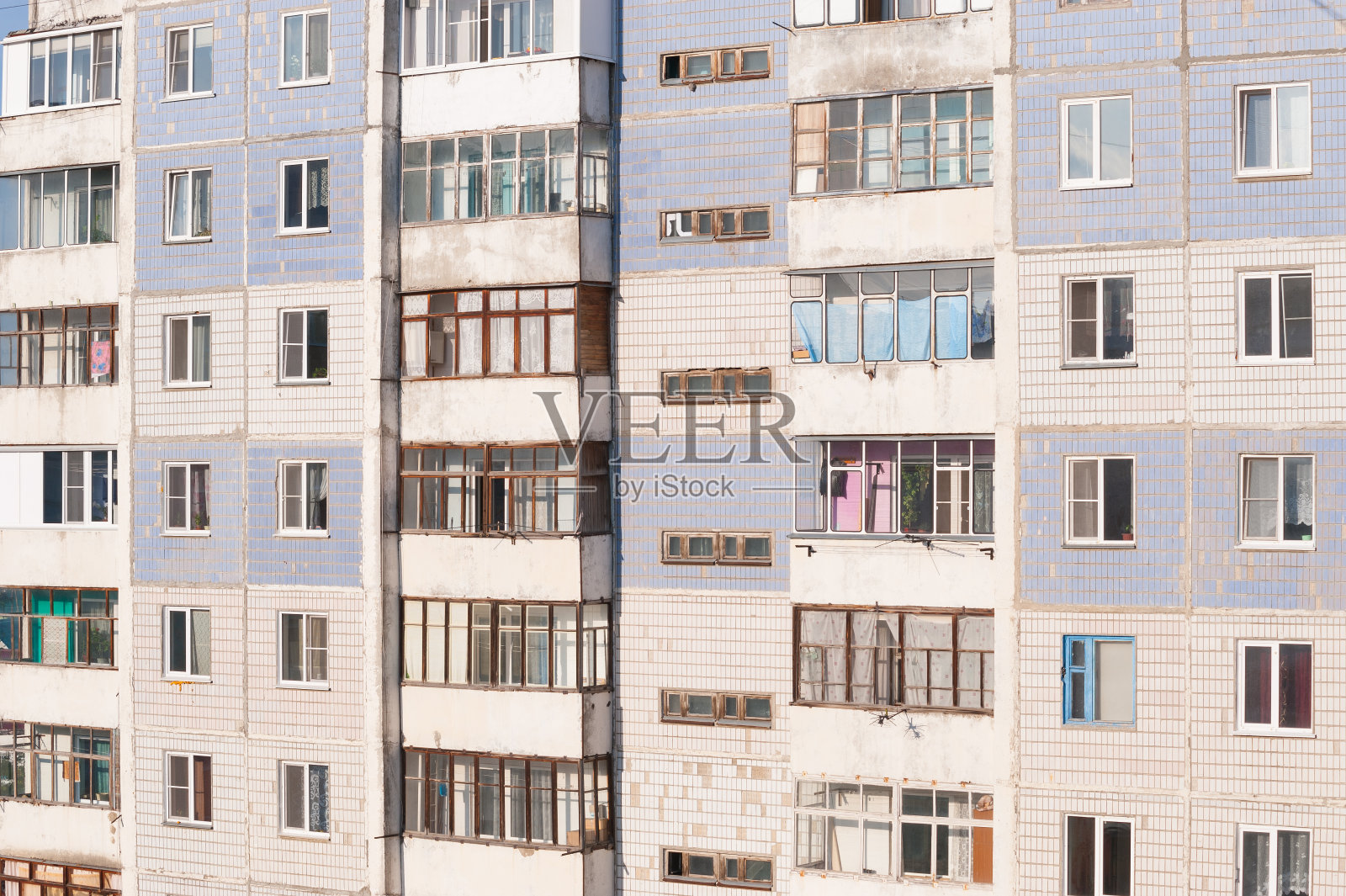 一个旧公寓大楼的正面照片摄影图片