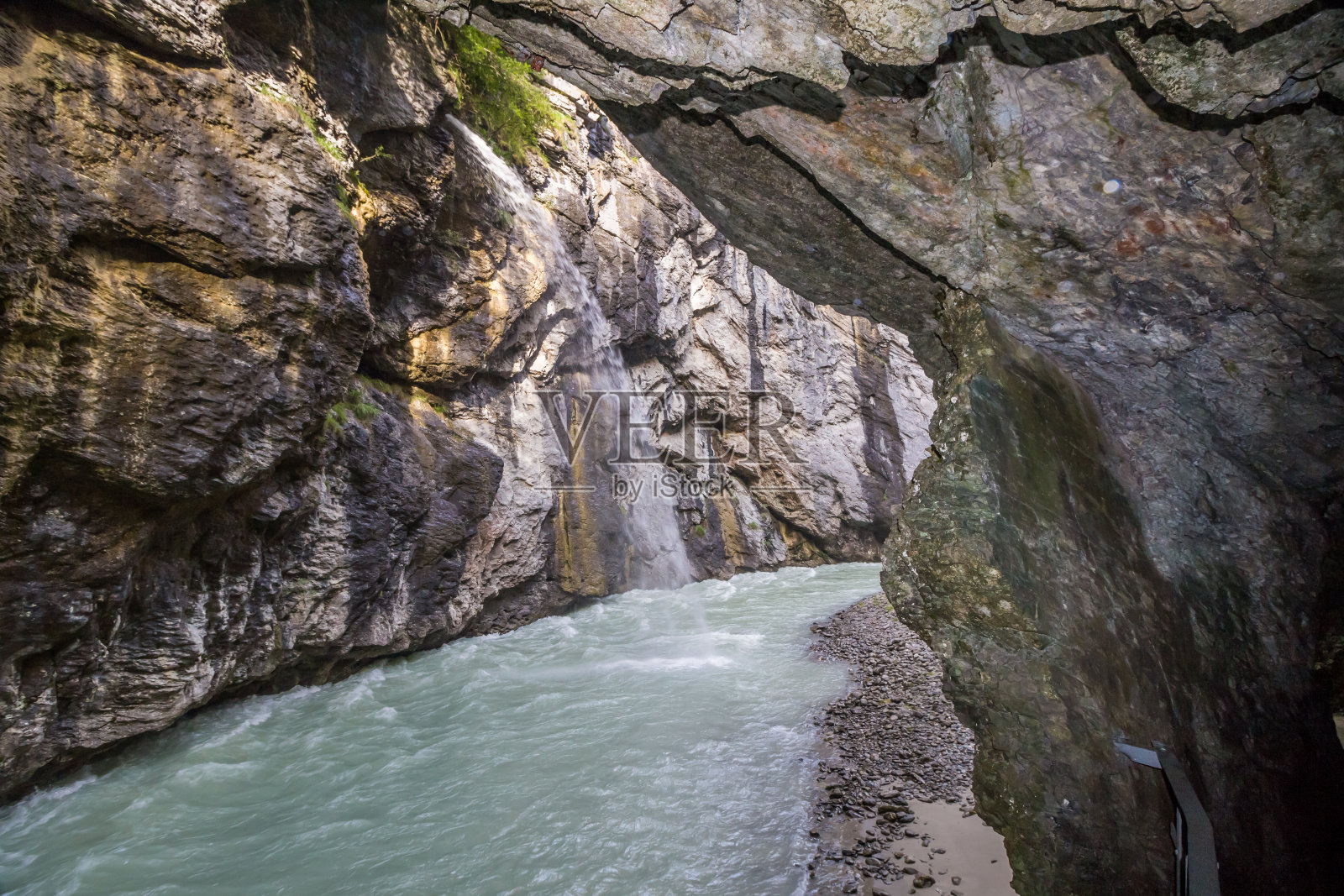 瑞士阿尔卑斯山的冰川峡谷照片摄影图片