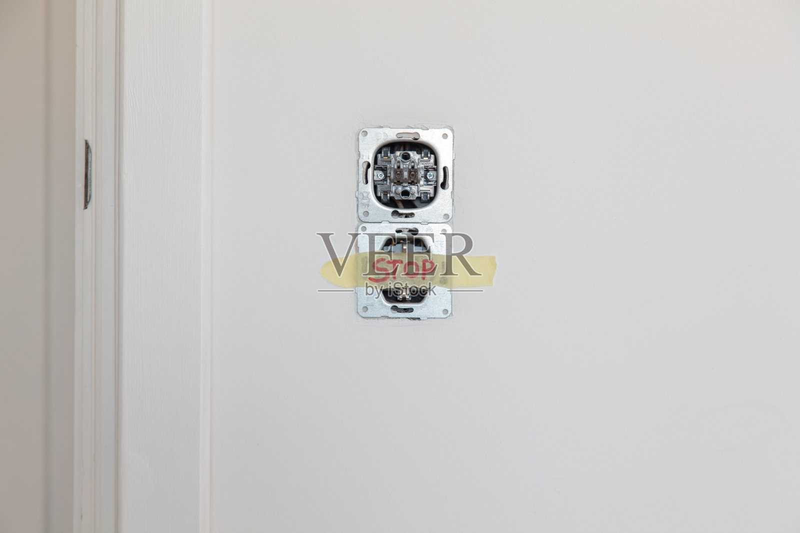 白墙上安装了一个电灯插座和开关照片摄影图片