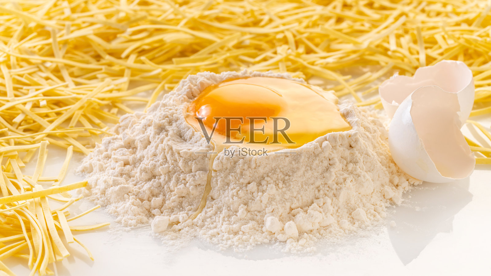 面粉和意大利面中的碎鸡蛋照片摄影图片