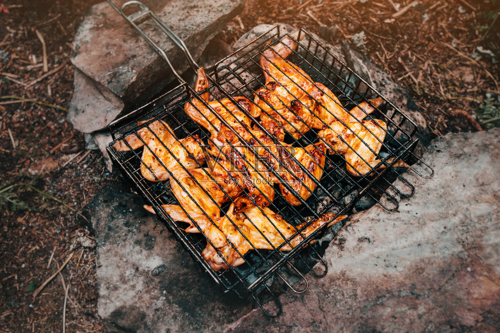 在新鲜的空气里，在篝火上烤鸡串照片摄影图片