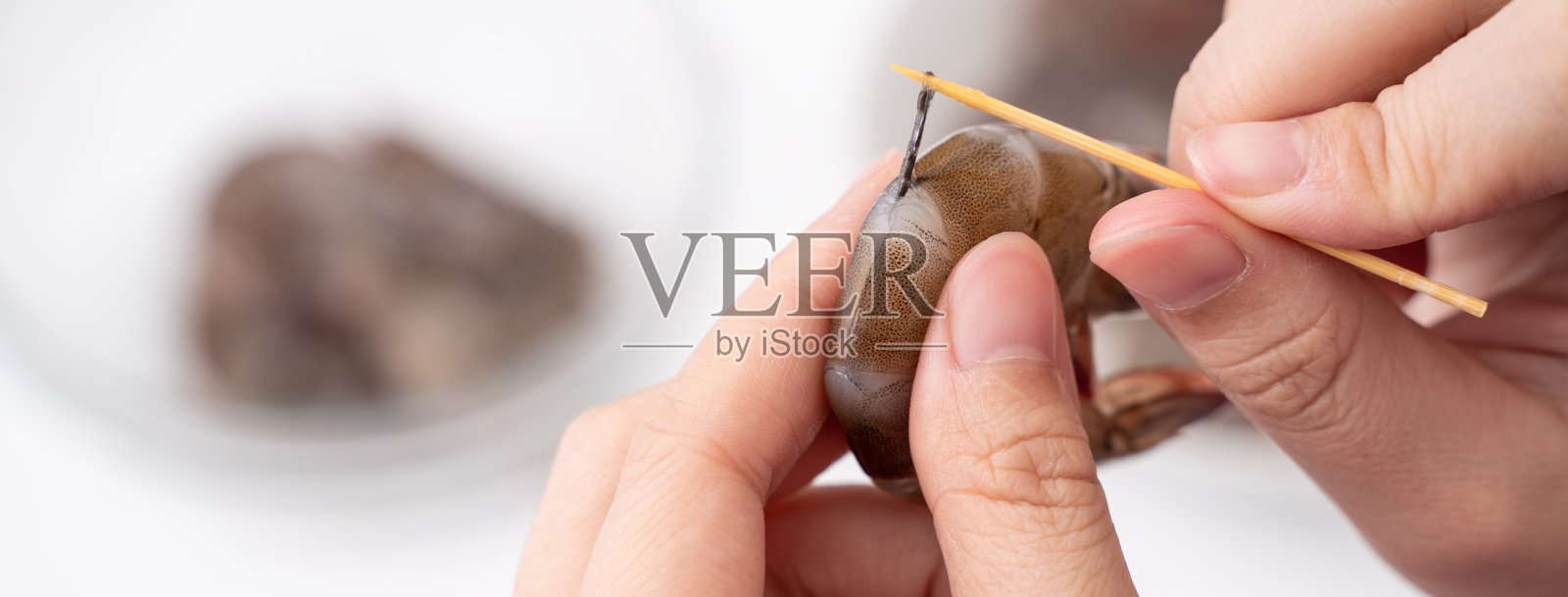 虾去静脉，拔出肠系线。照片摄影图片