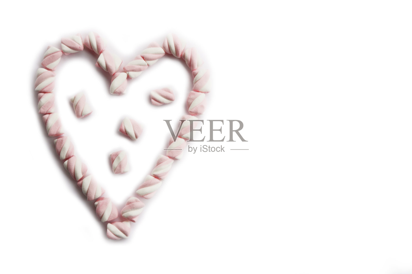 用白色和粉色的棉花糖做成的心照片摄影图片