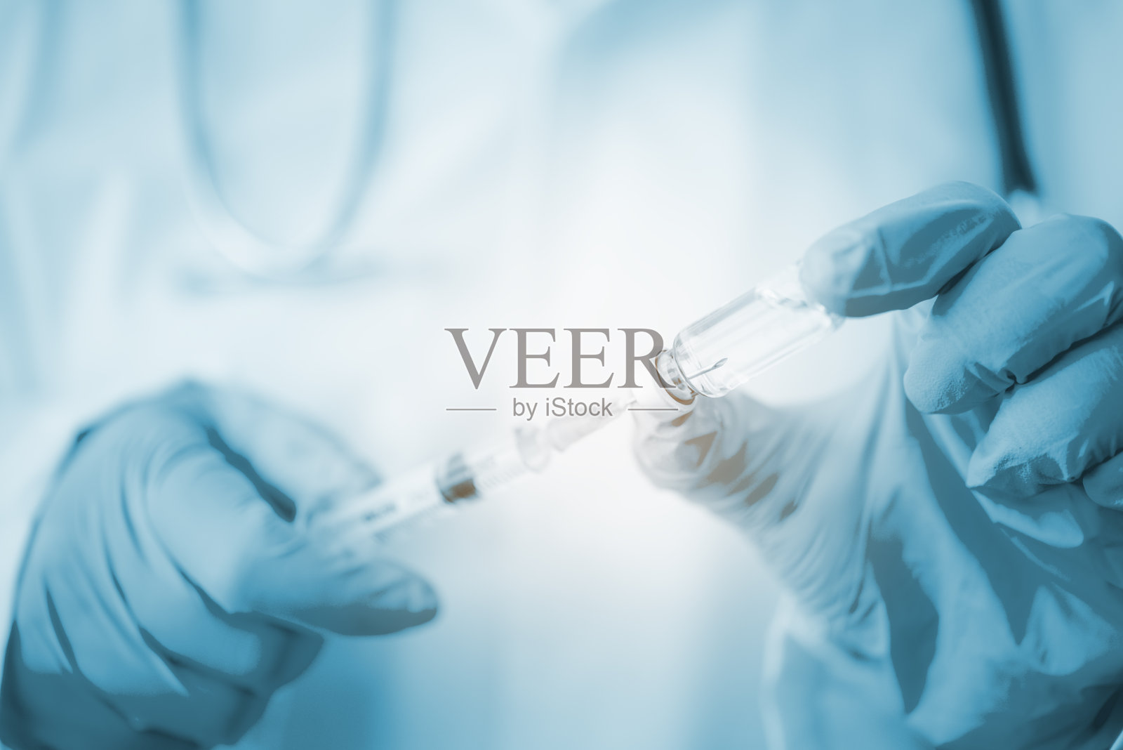 医生拿着注射器准备给病人注射疫苗。接种疫苗的概念。照片摄影图片