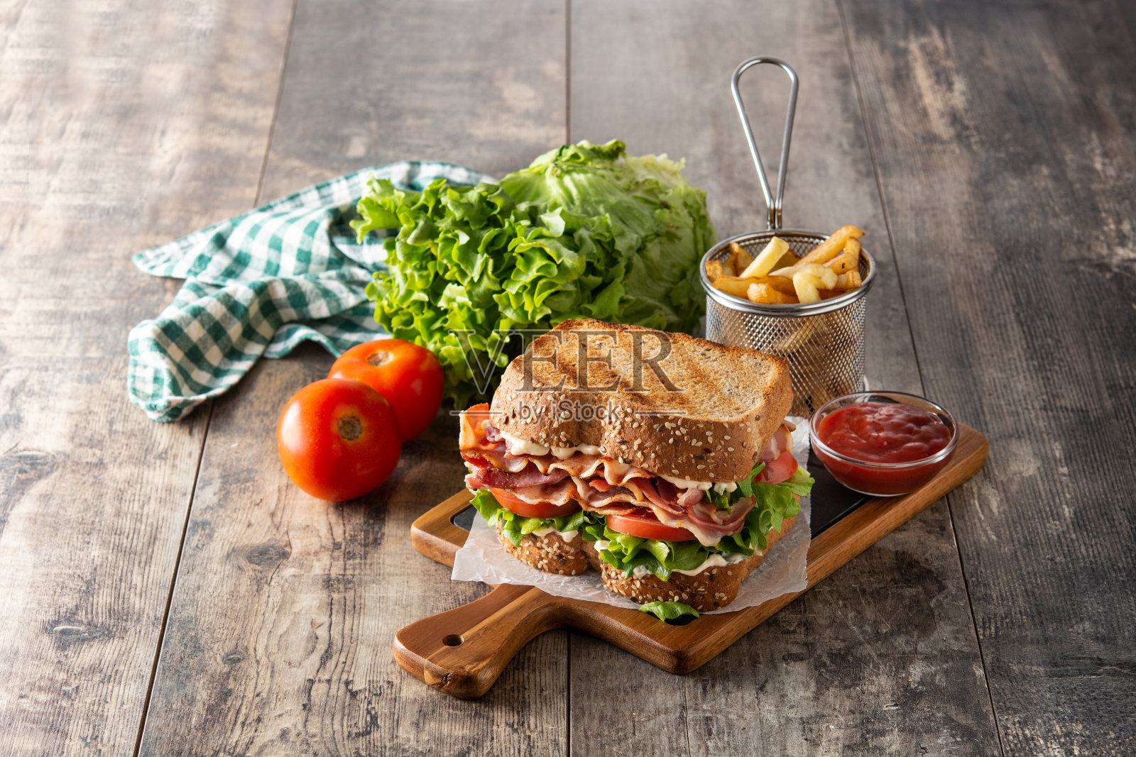 BLT三明治和薯条照片摄影图片