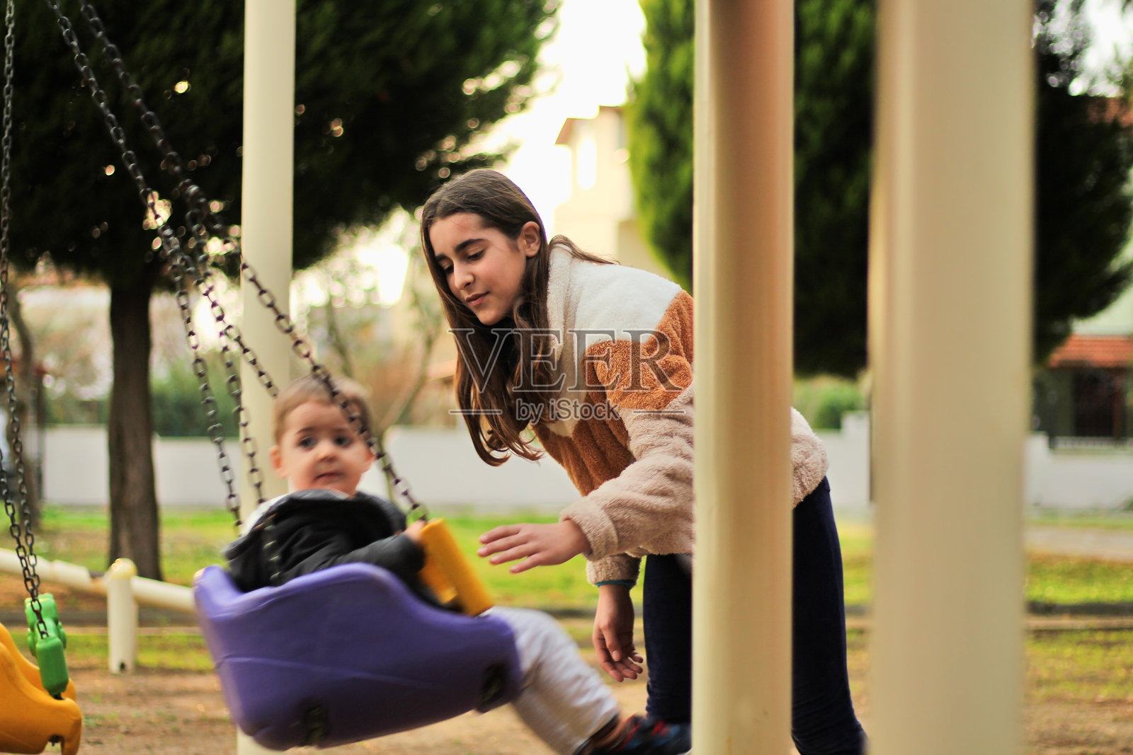 小男孩在户外公园的操场上玩耍。照片摄影图片