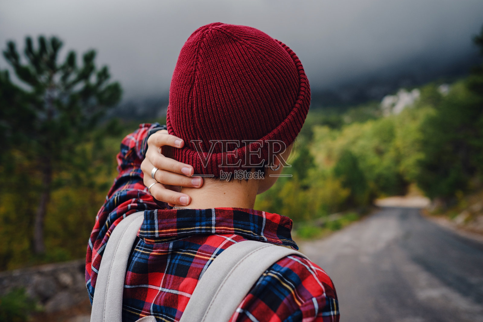 快乐的年轻女子与背包探索迷雾山。照片摄影图片