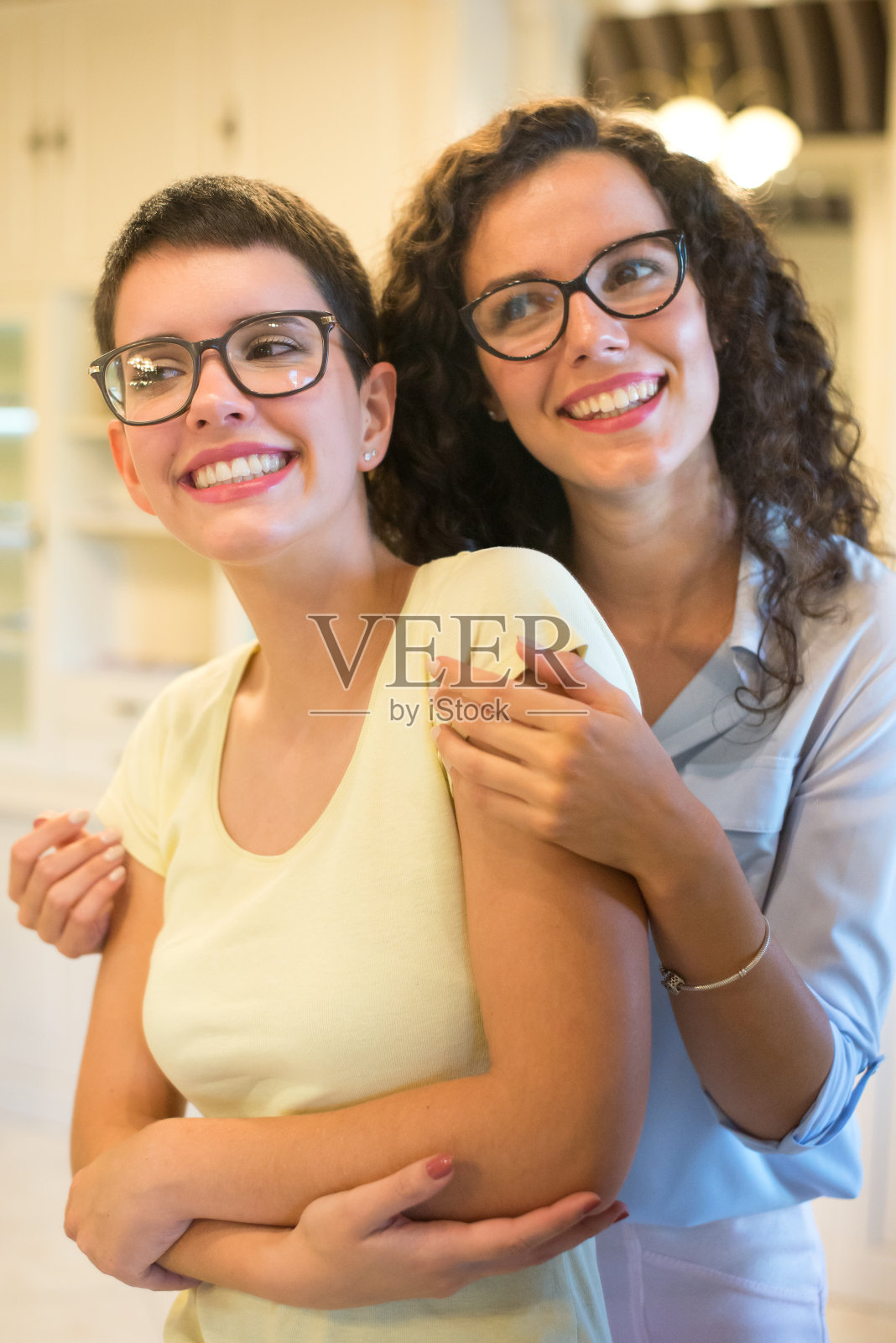 在眼镜店试穿眼镜的妇女照片摄影图片