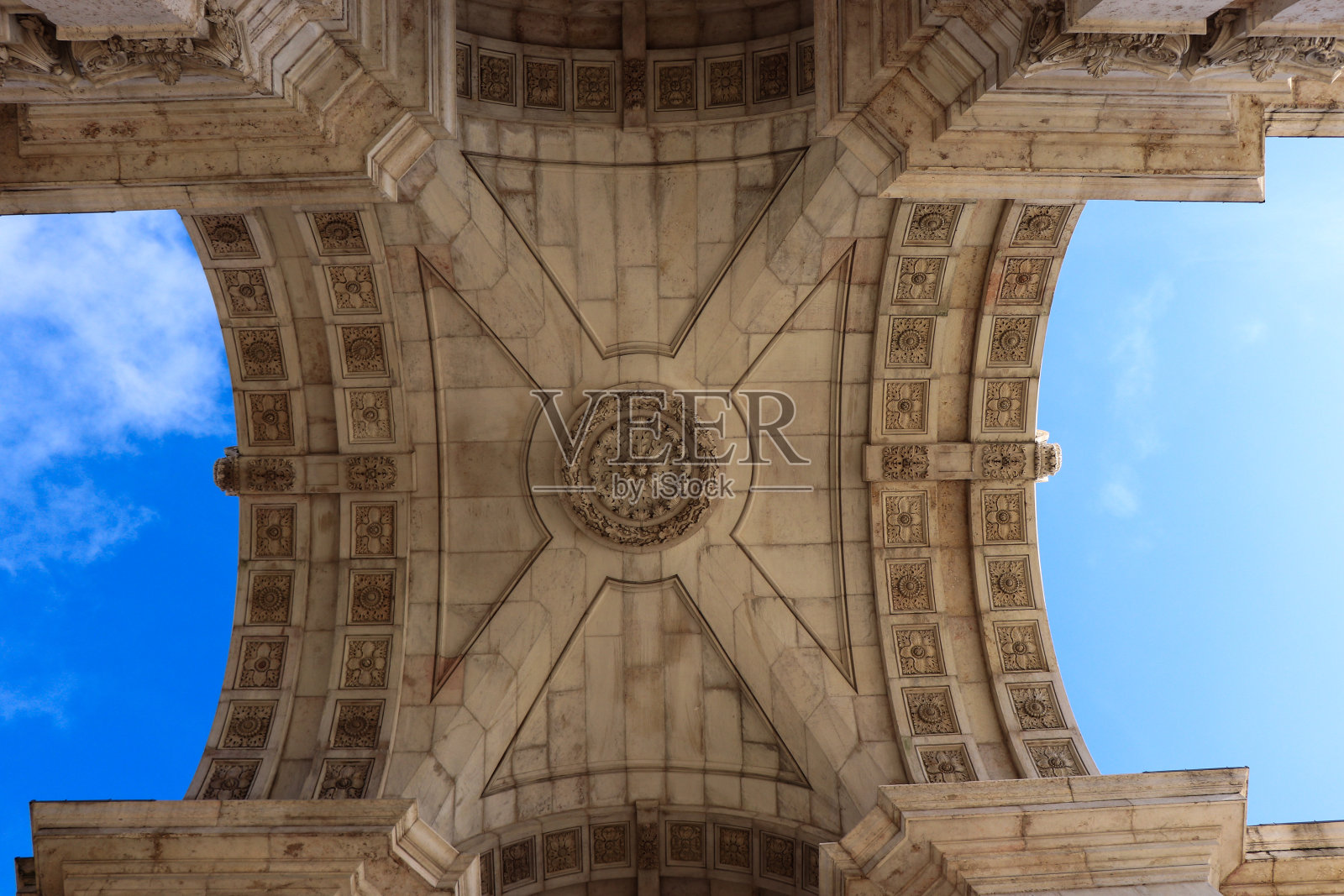 葡萄牙里斯本商业广场奥古斯塔街凯旋门周围的石头拱门照片摄影图片