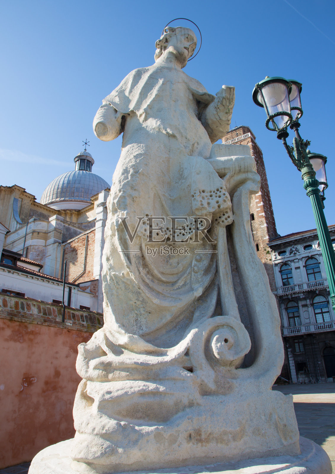 威尼斯-圣日耳曼教堂的雕像和圆屋顶的背景照片摄影图片