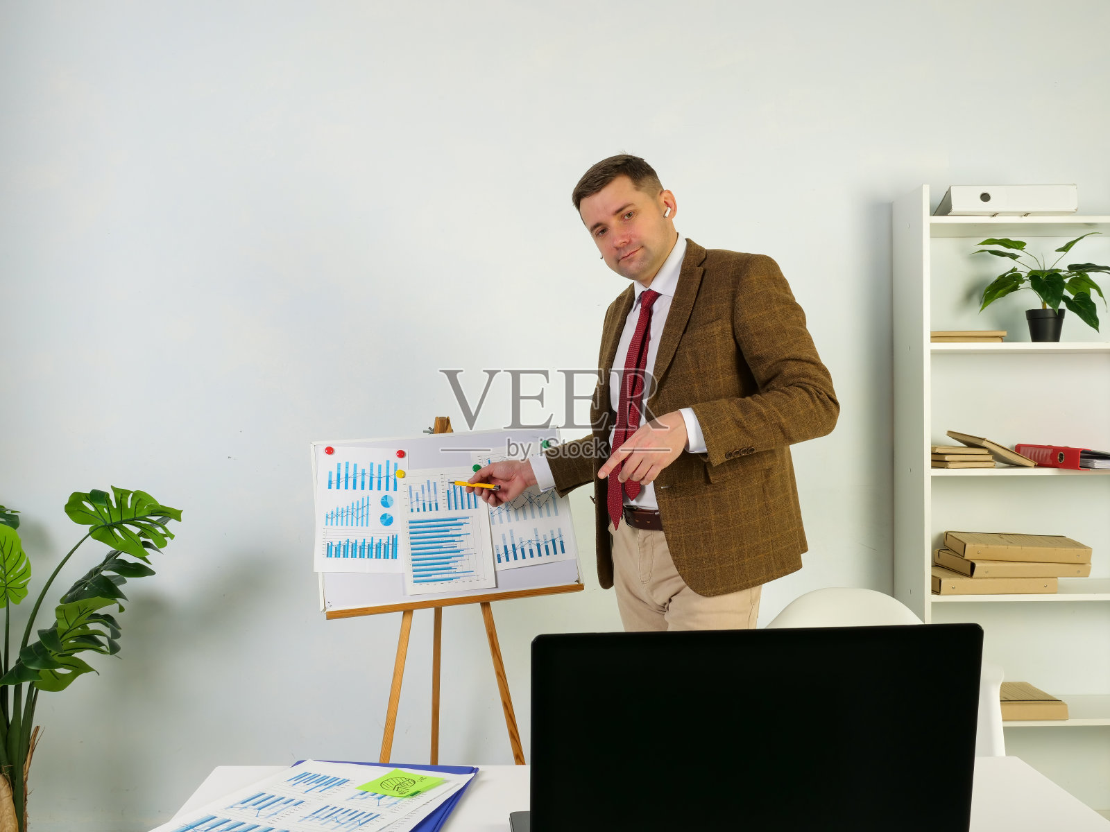 商人在笔记本电脑前做在线商务演示。照片摄影图片