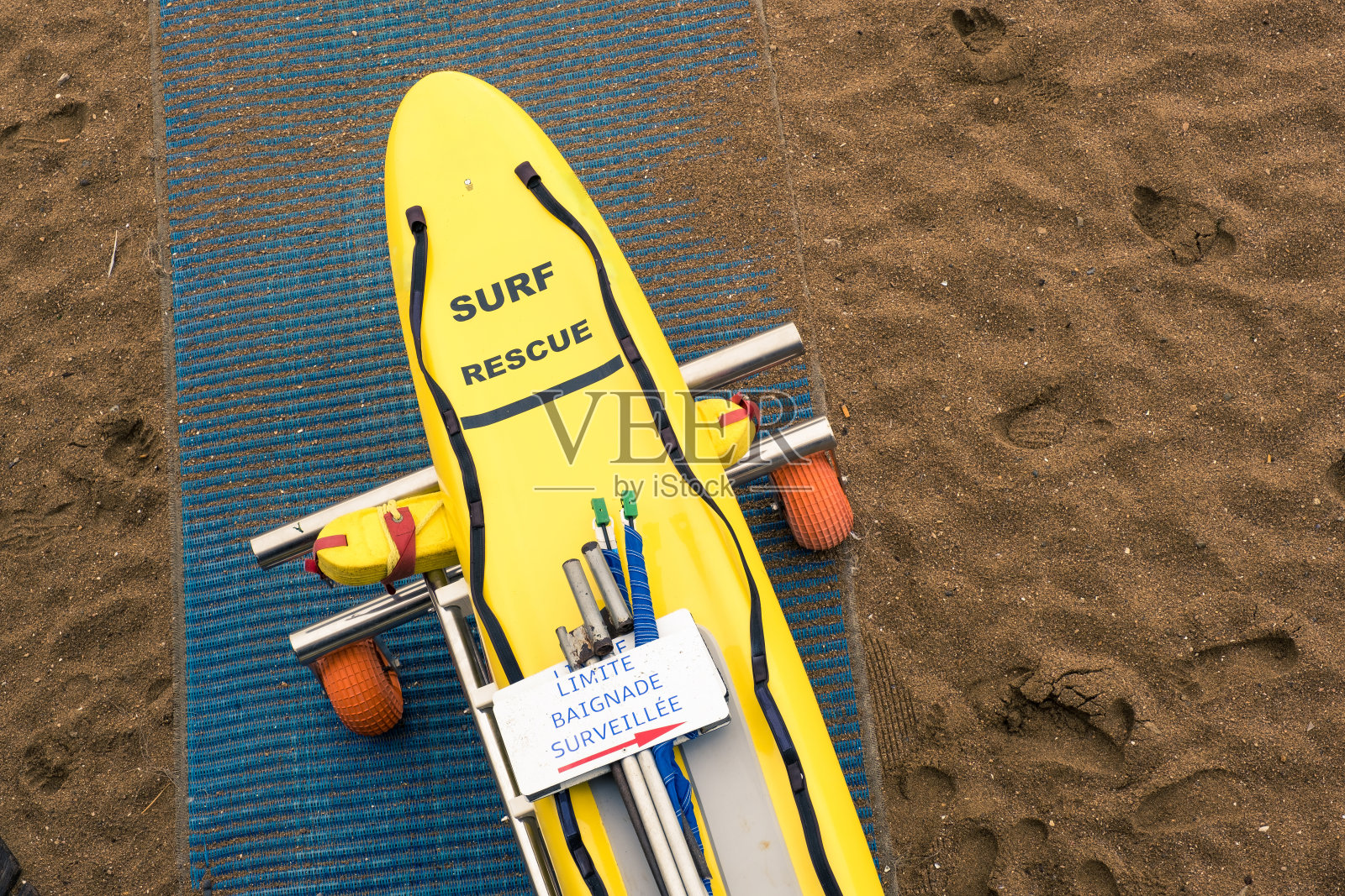 救生艇在海上照片摄影图片