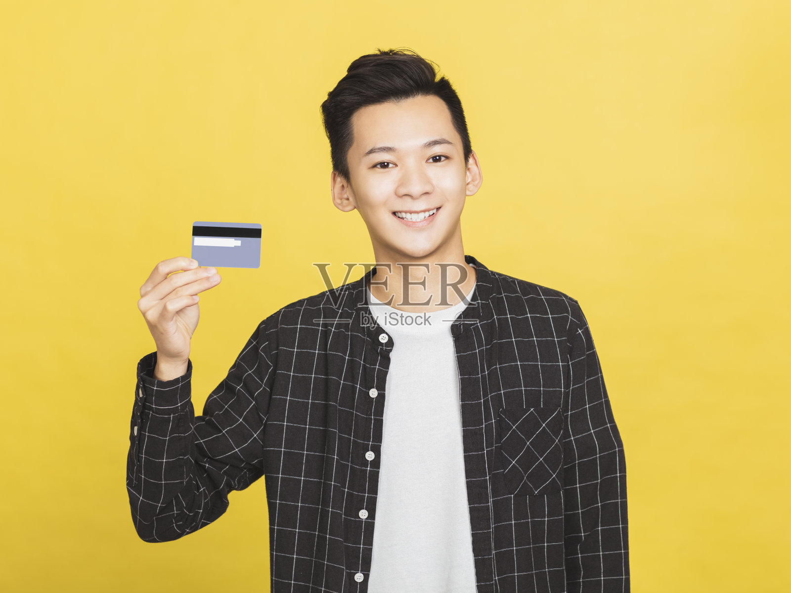 年轻人出示信用卡照片摄影图片