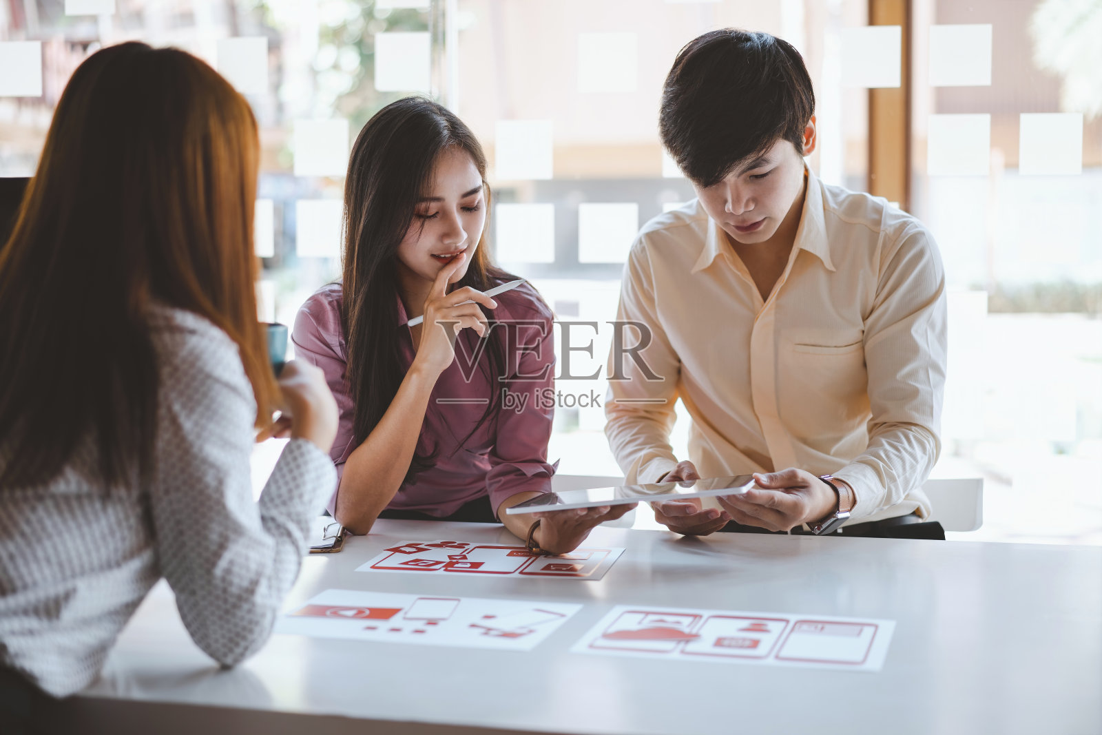 富有创意的用户体验ui设计师，为手机响应式网站开发的ui / ux设计屏幕。开发智能手机屏幕上的线框图布局设计模型。照片摄影图片