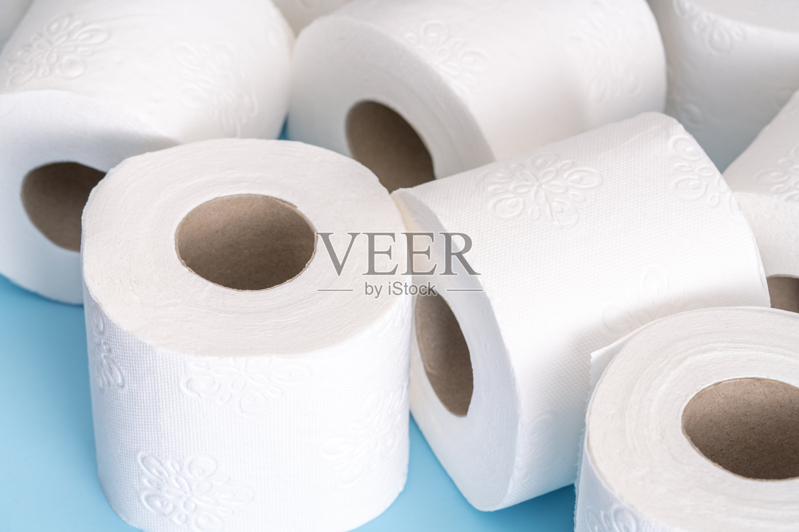 俯视图的卷卫生纸在蓝色的背景照片摄影图片