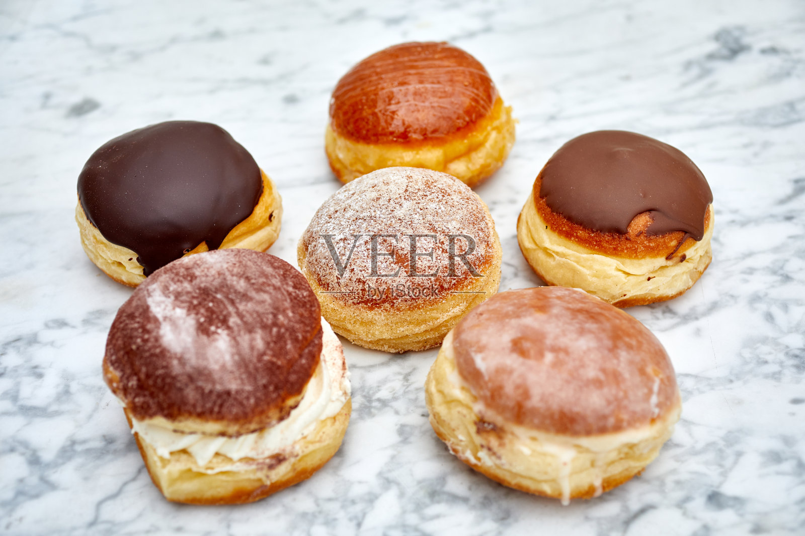 从上面看，六个柏林甜甜圈围成一个圈照片摄影图片