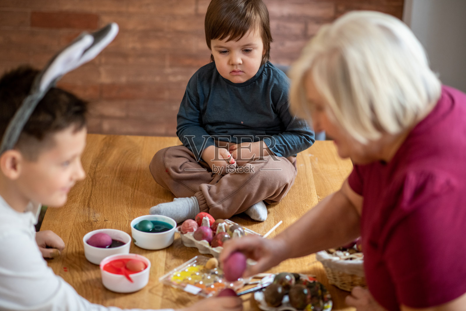 复活节主题。男孩们正和奶奶一起度假照片摄影图片