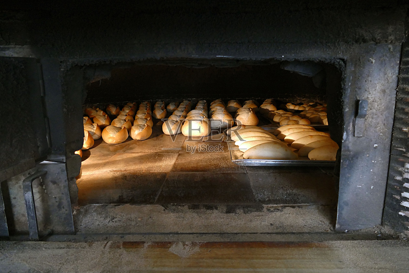 一个大型的经典的烤面包的木烤箱，木烤箱和烤面包，照片摄影图片