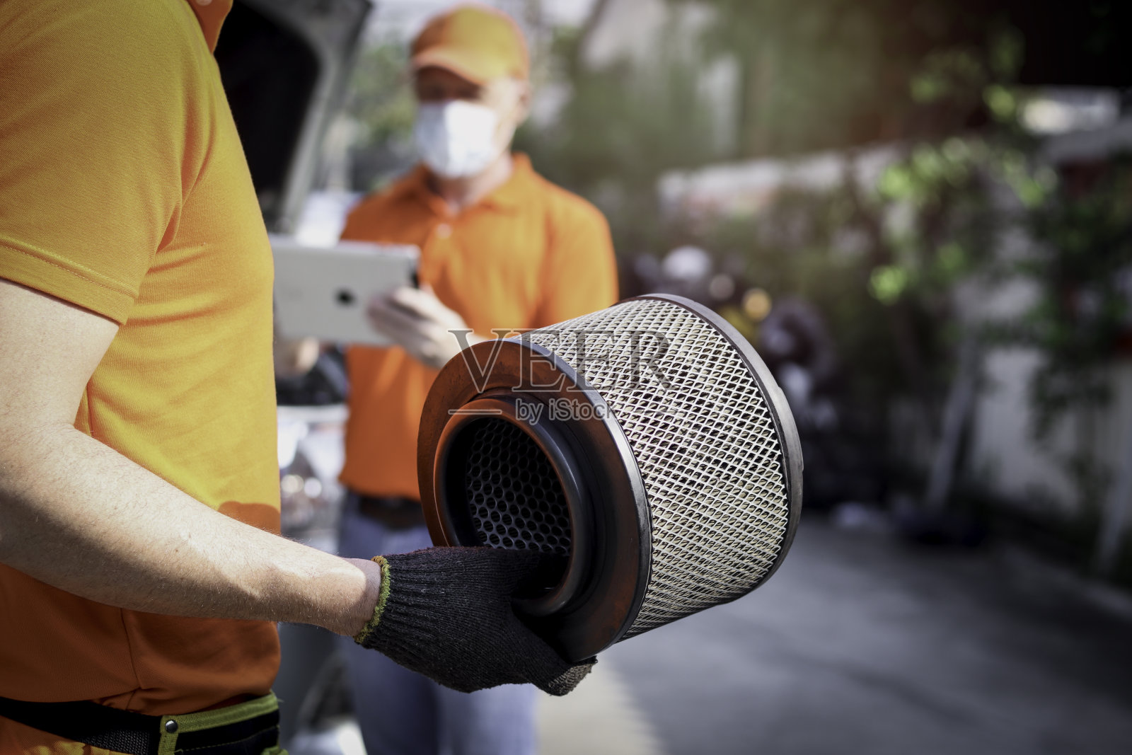 两名汽车修理工在汽车修理厂修理发动机，汽车维修技师在汽车服务中心修理客户的汽车，检查汽车悬挂和发动机系统，汽车维修店。照片摄影图片