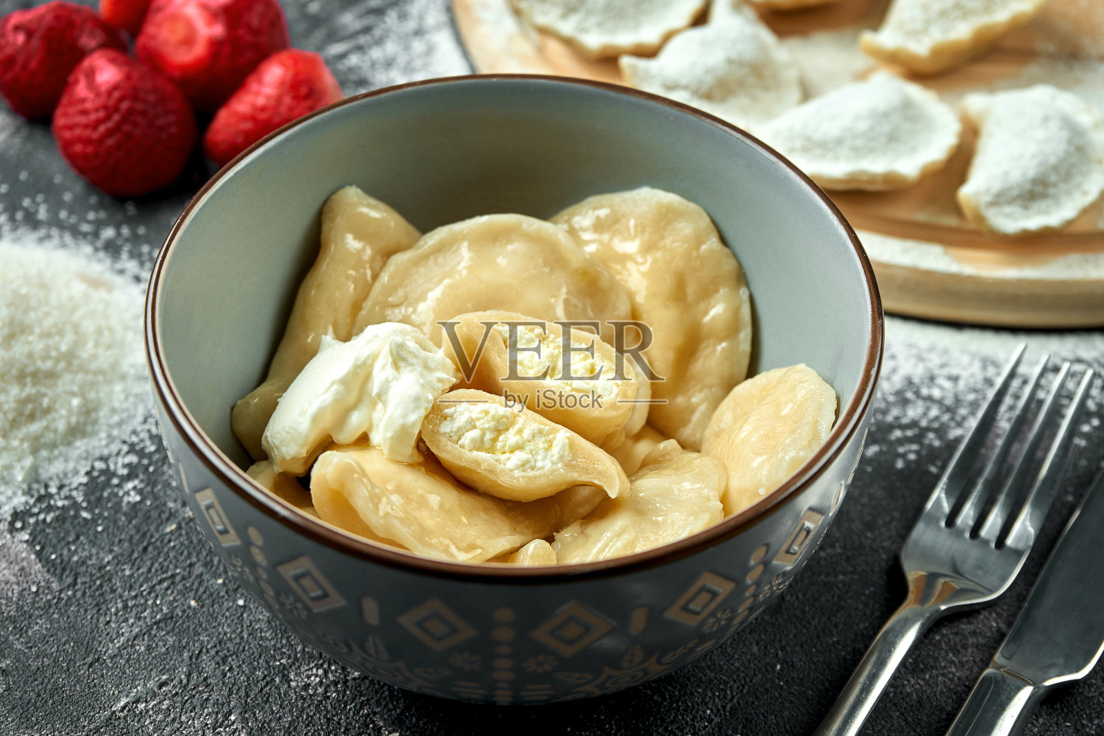 乌克兰或波兰的传统菜肴——饺子，馅料是奶酪和酸奶油，背景为黑色。特写，选择性聚焦照片摄影图片