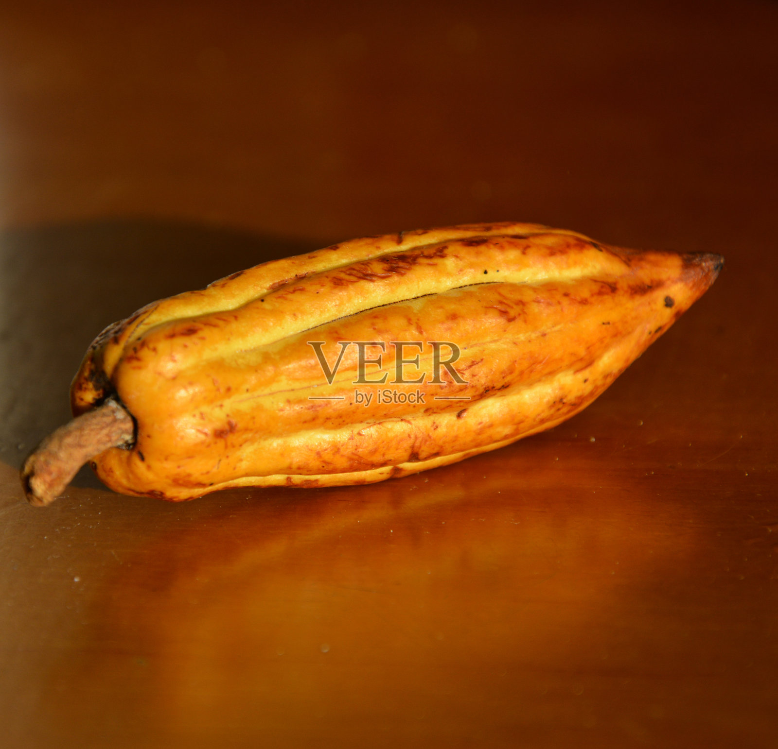 棕色的桌子上放着一个可可水果照片摄影图片