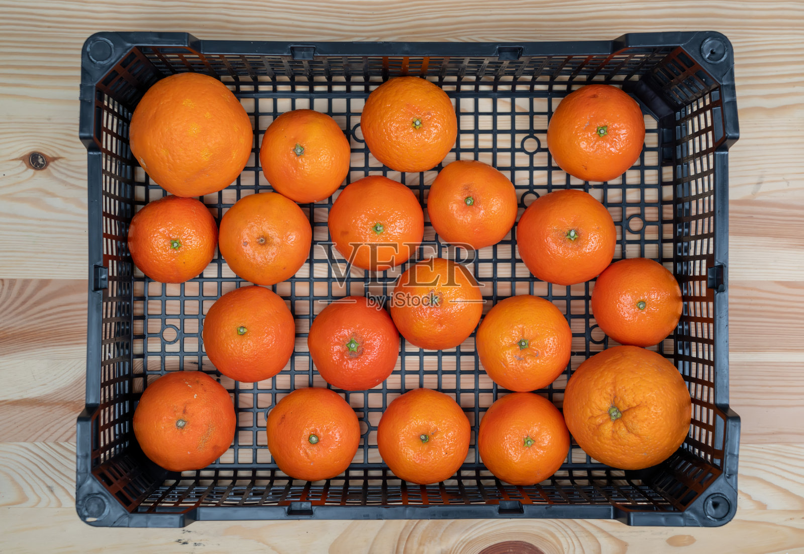 奇异的柑橘类水果，橘子，小柑橘，放在一个塑料盒子里，特写，俯视图。维生素对健康。照片摄影图片