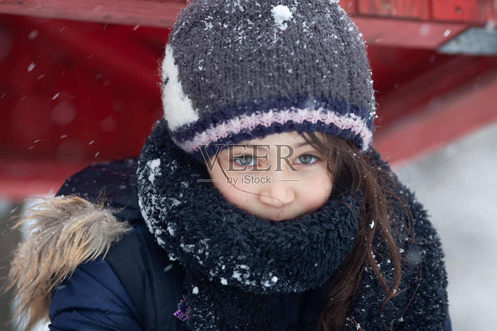 一个9岁女孩在冬天散步的肖像照片摄影图片