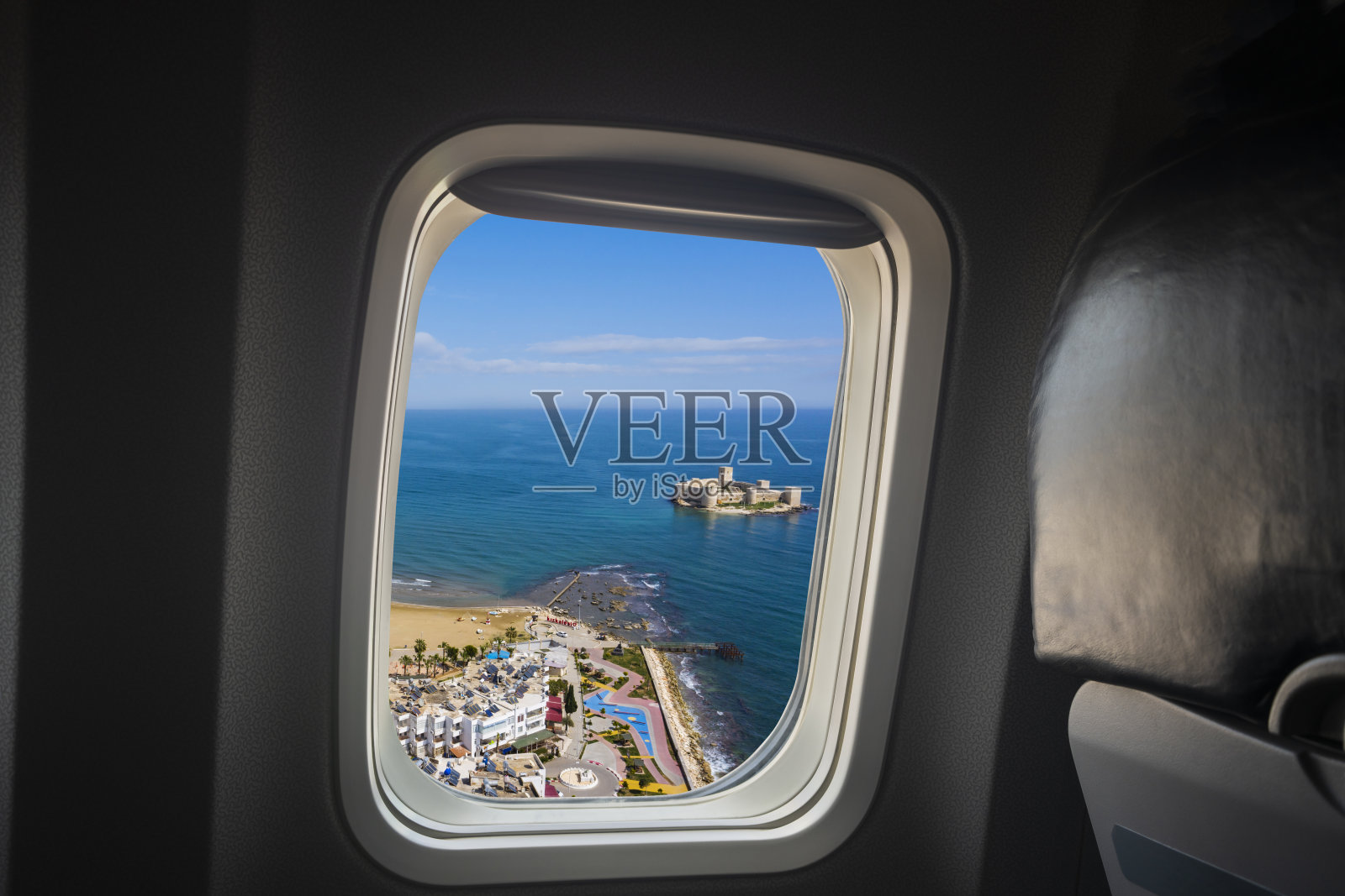 从飞机窗口看到的少女城堡(基兹·卡莱西)。照片摄影图片