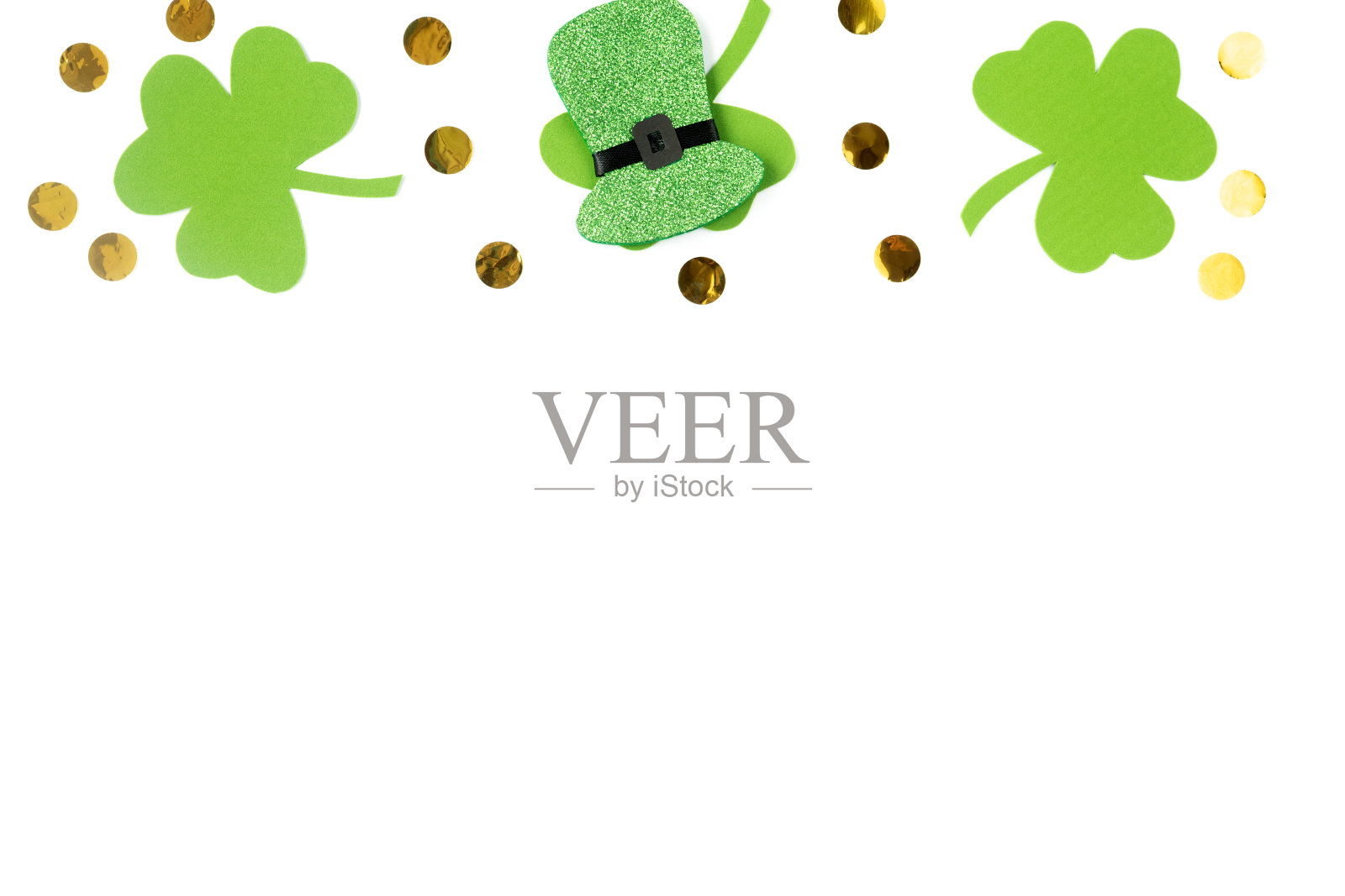 帕特里克天背景，平躺与拷贝空间。绿色的三叶草叶子，白色的帽子上有金色的闪光照片摄影图片