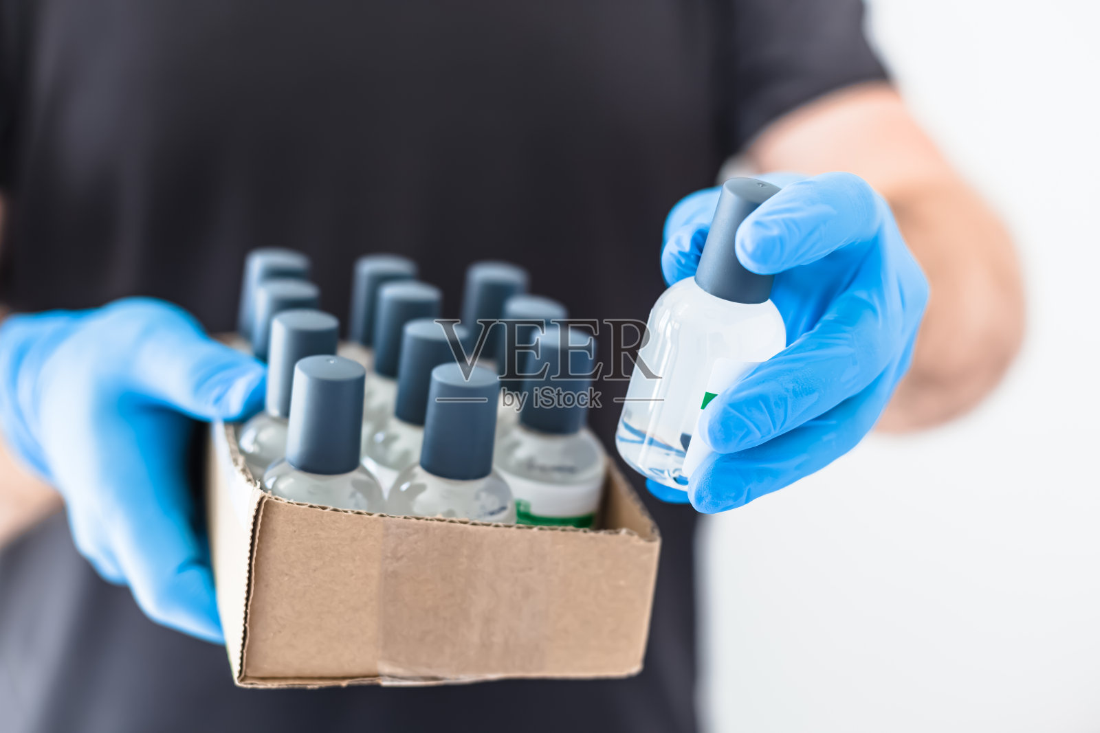 洗手液清洁酒精凝胶瓶在手照片摄影图片