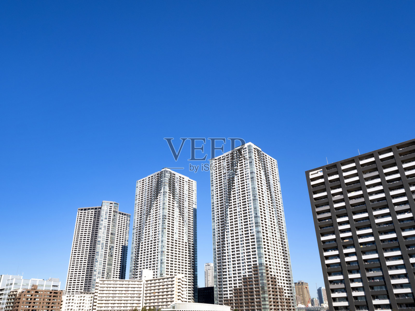 海滨地区的一组高层公寓照片摄影图片