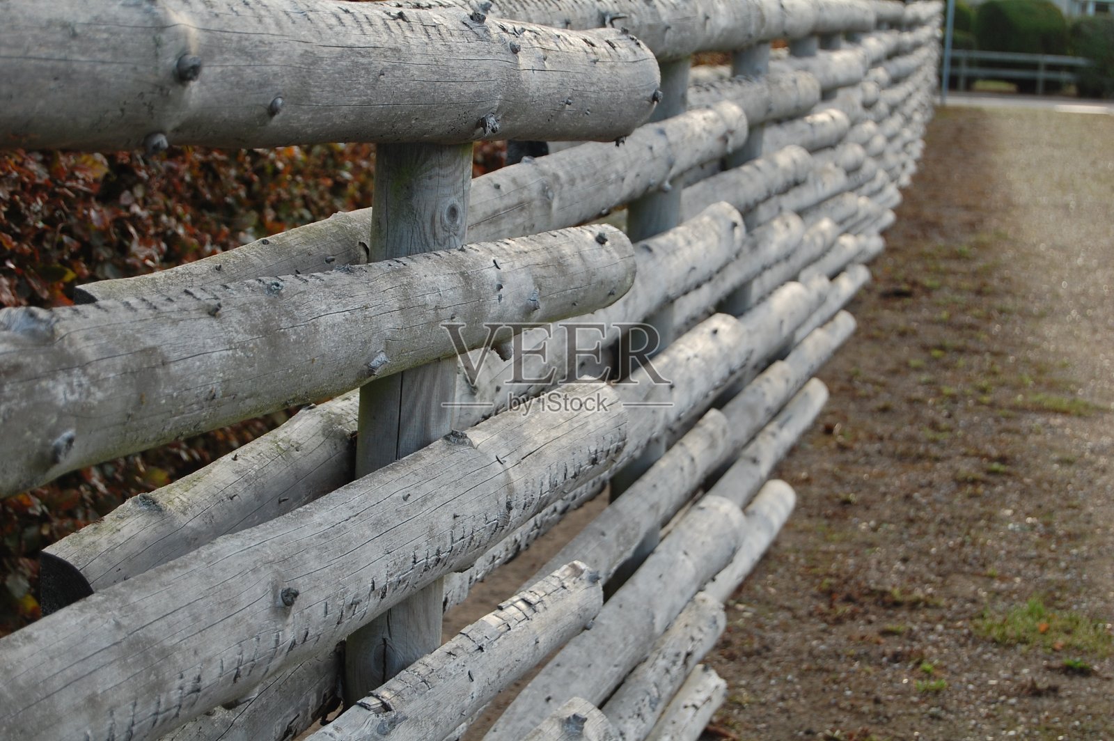 靠近山麓小径旁的木篱笆。照片摄影图片