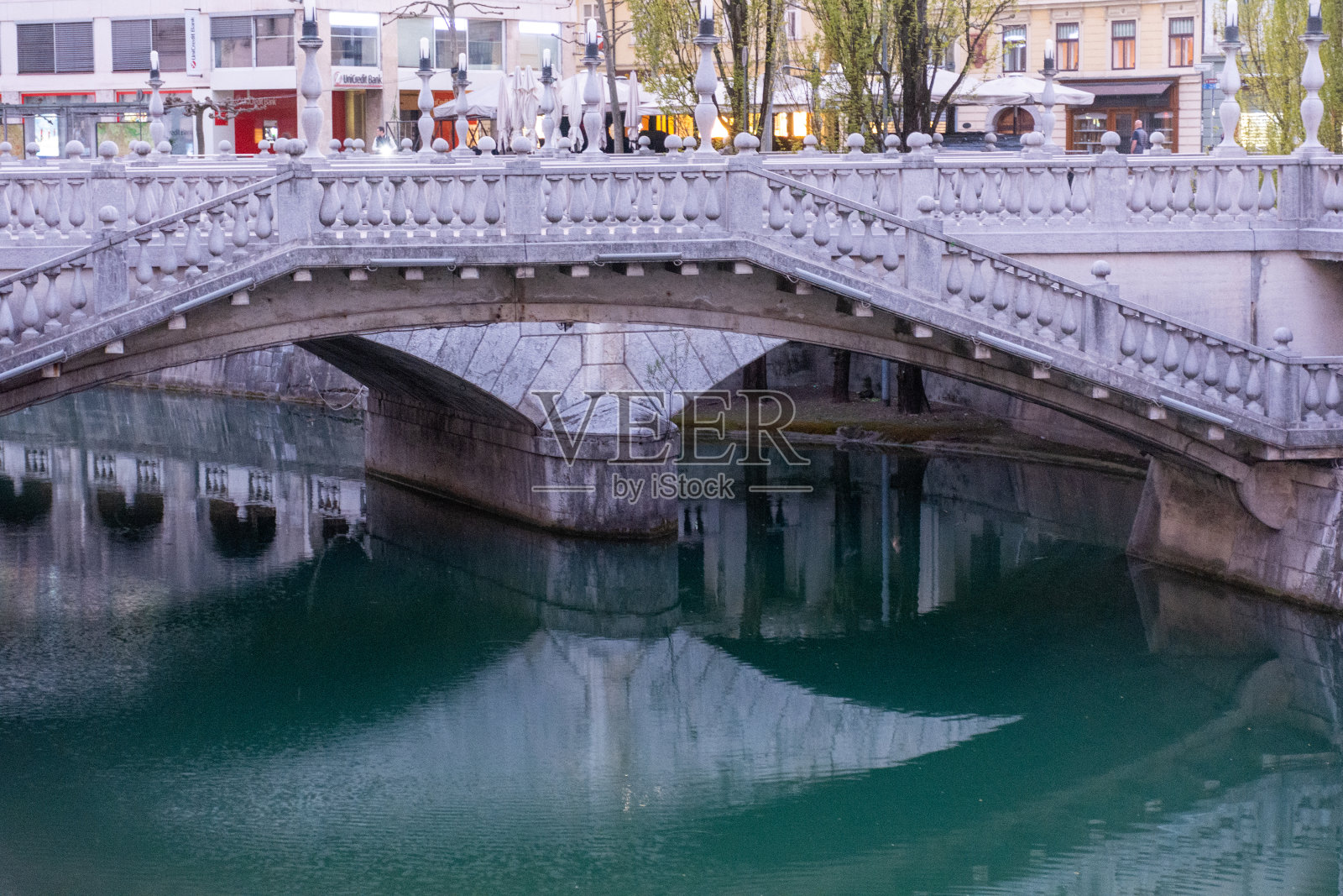 卢布尔加尼察河上有三座桥照片摄影图片