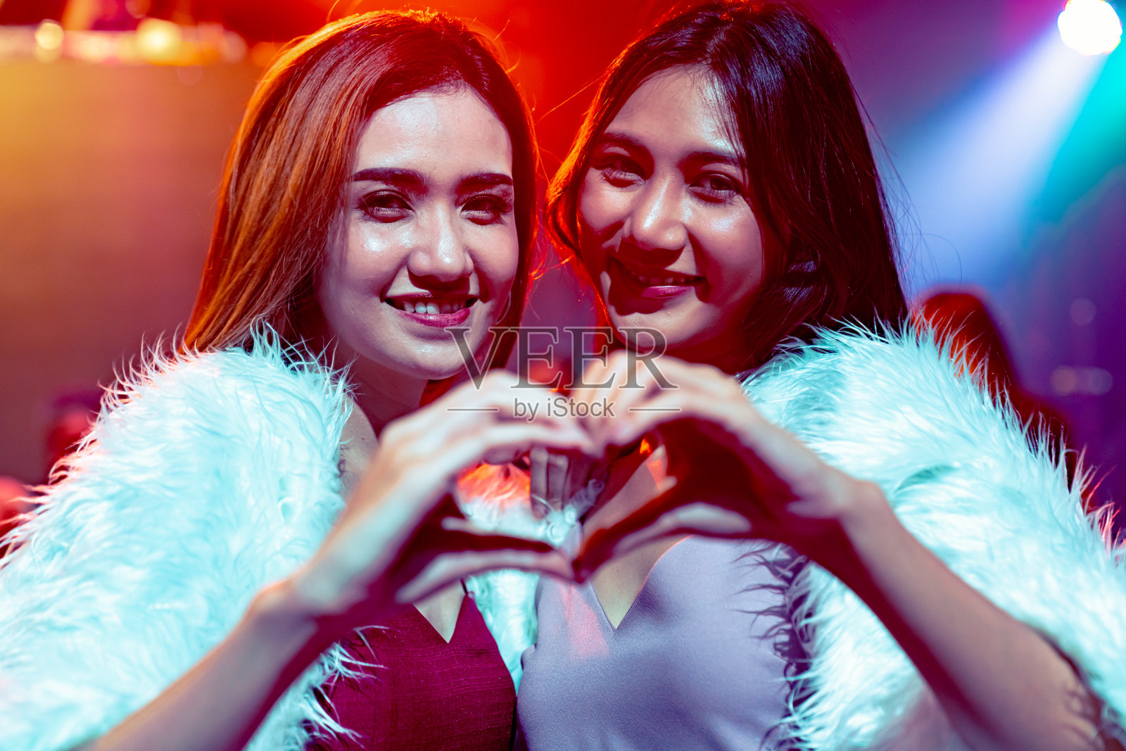 一群女性朋友有乐趣的派对在跳舞俱乐部照片摄影图片