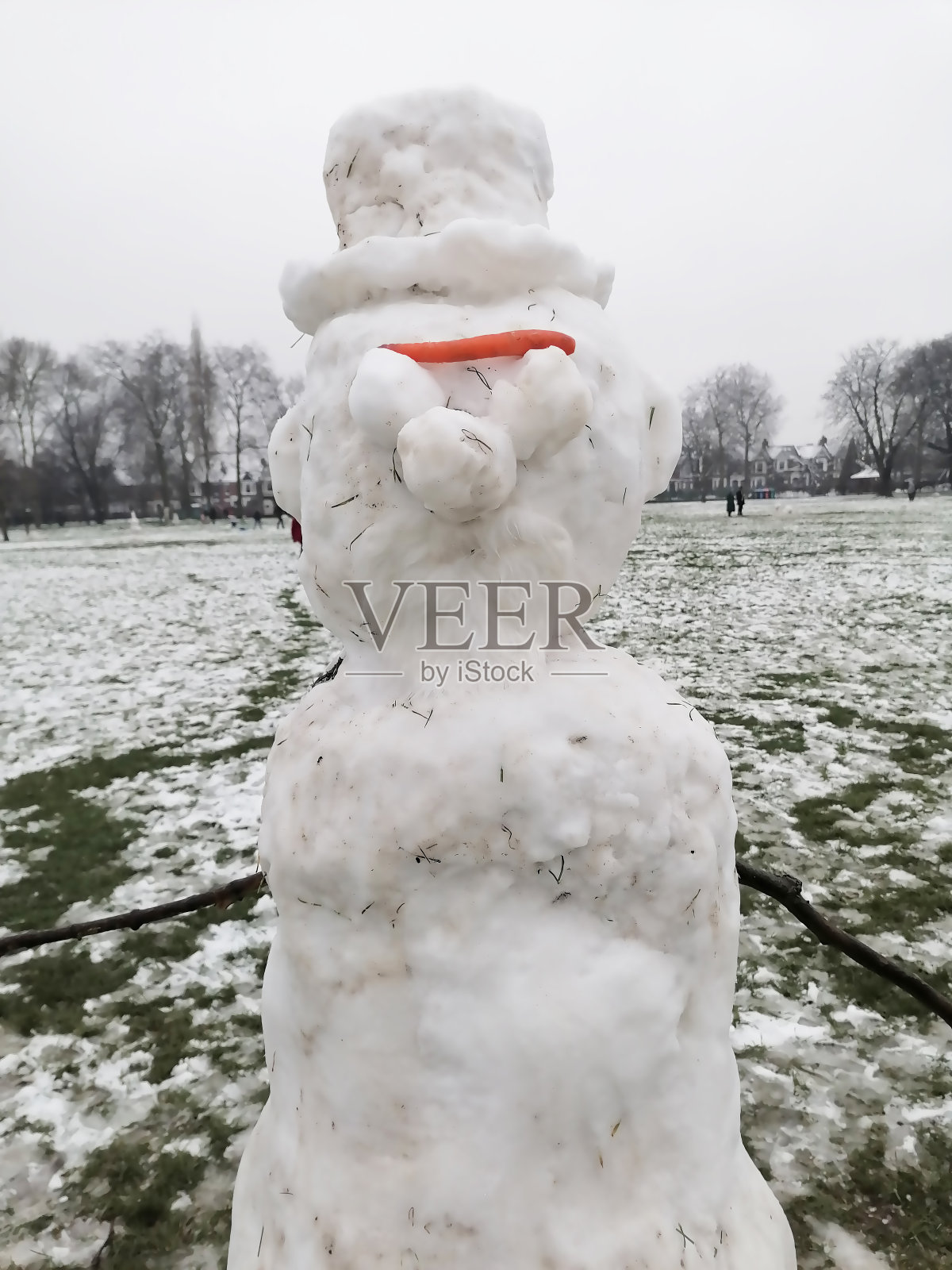 寒冷的冬天公园里滑稽的雪人照片摄影图片