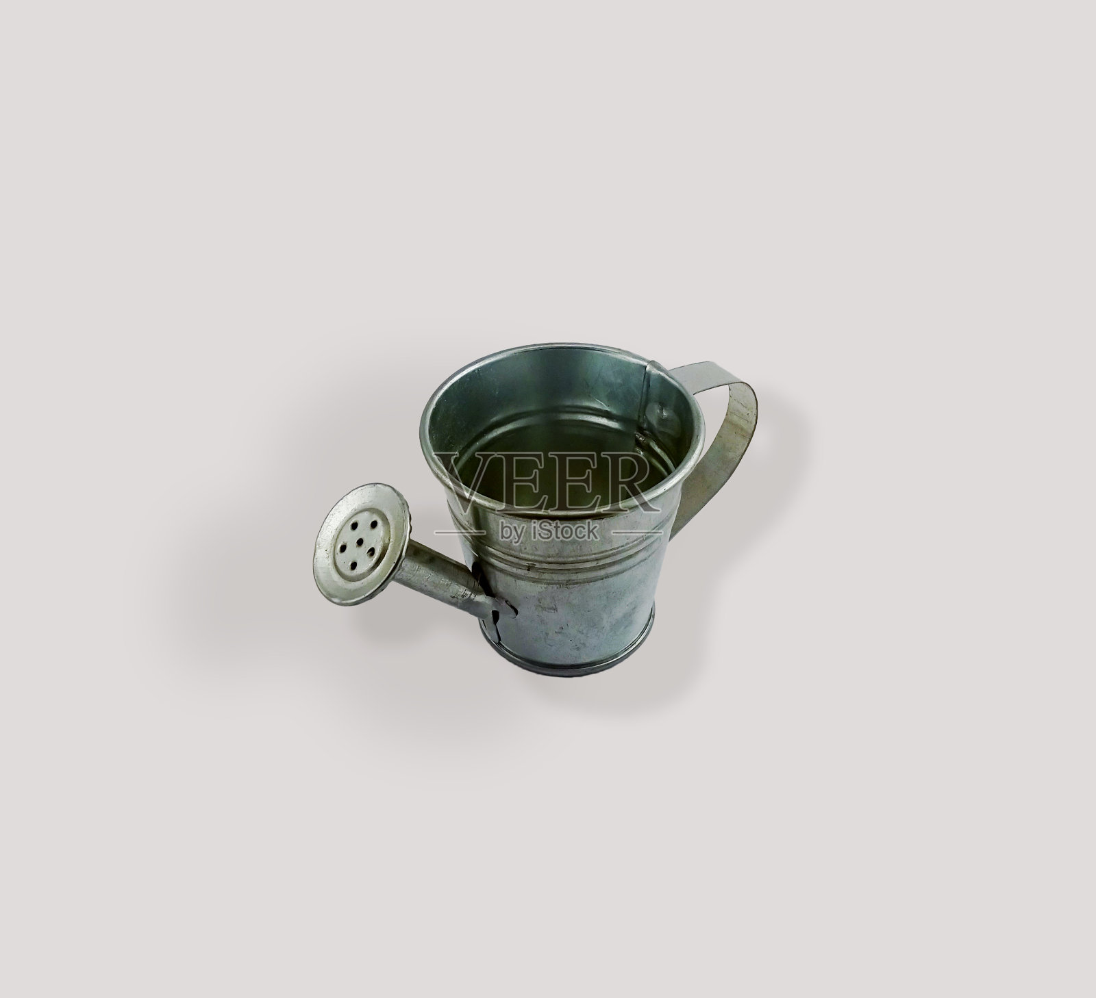 在白色背景上浇水的小金属花园桶照片摄影图片