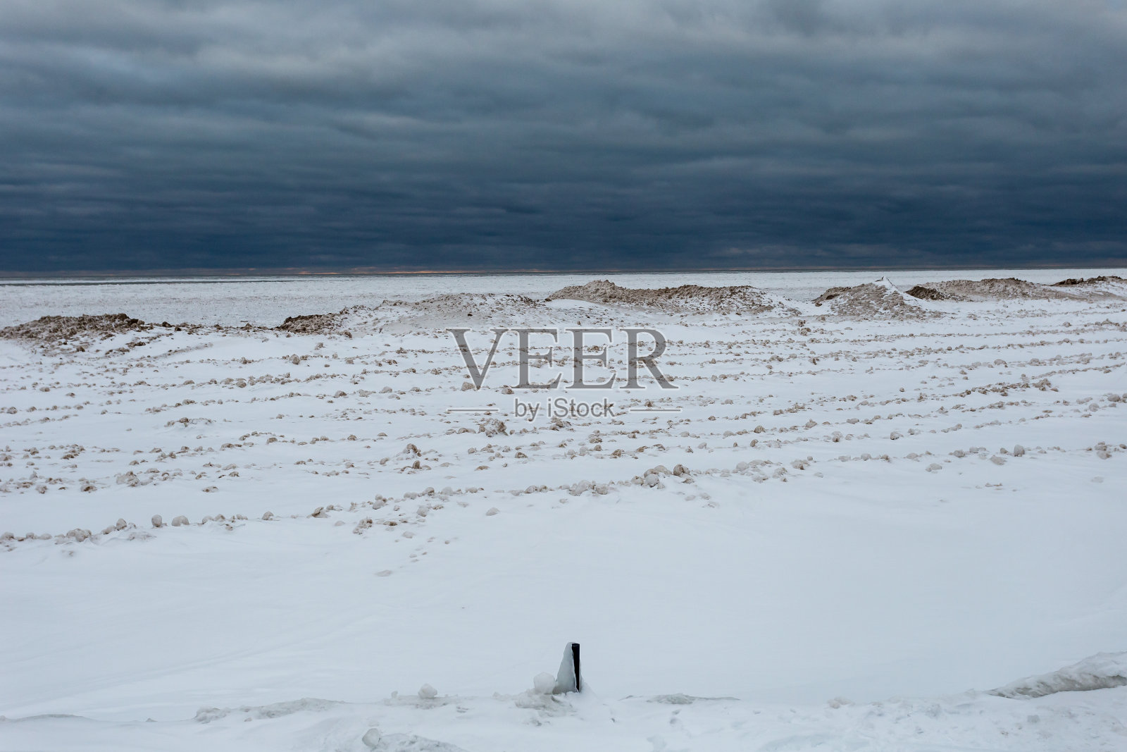 在芝加哥阴天里，积雪和冰覆盖着密歇根湖的栅栏照片摄影图片