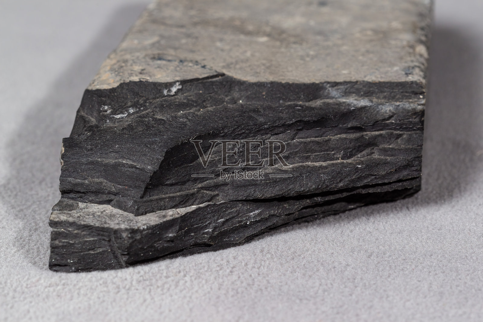 左侧是许多年前发现的灰色扁平砖形岩石照片摄影图片