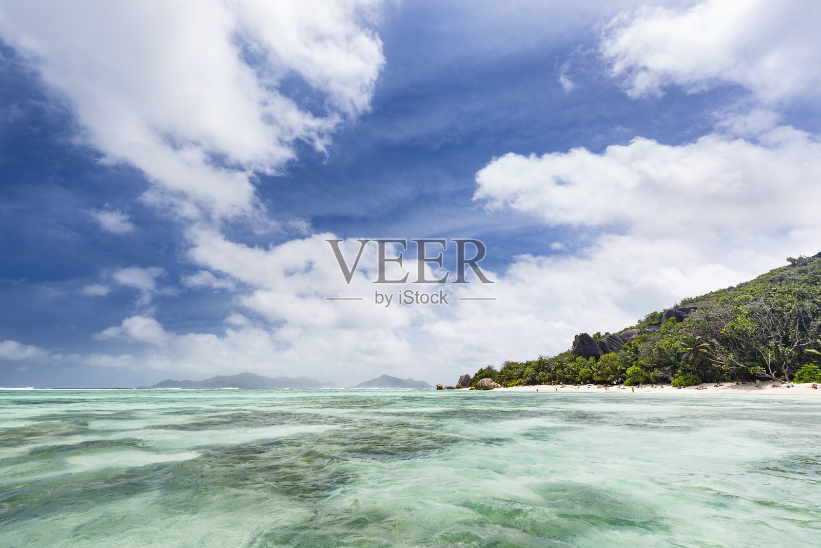 塞舌尔，拉迪戈，安斯源德银与游客照片摄影图片