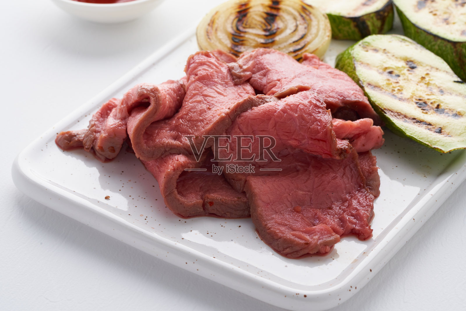 真空烹调烤牛柳牛排配蔬菜照片摄影图片